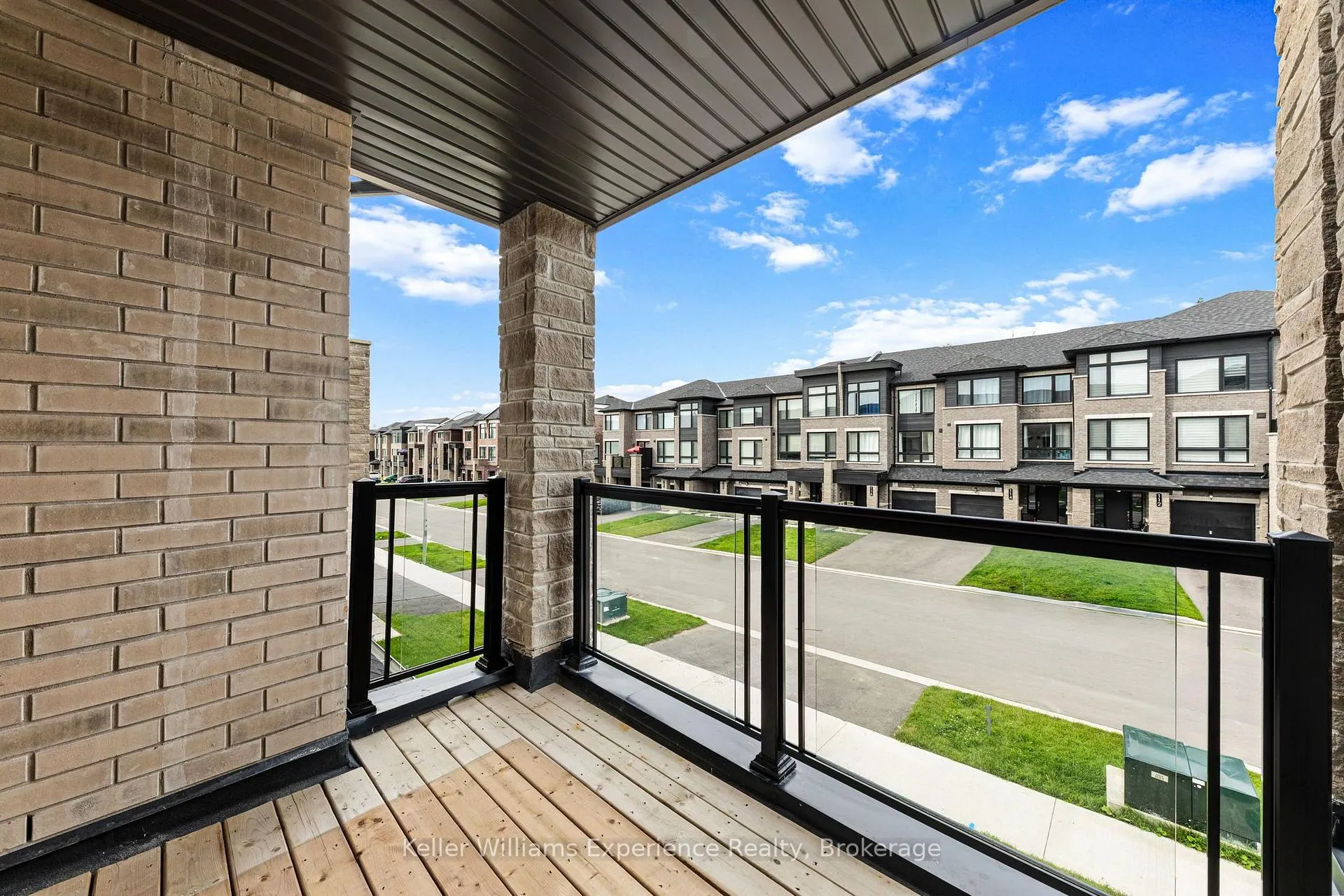 Photo 17 of 115 Blue Forest Crescent, Barrie, Innis-Shore — HOMEH