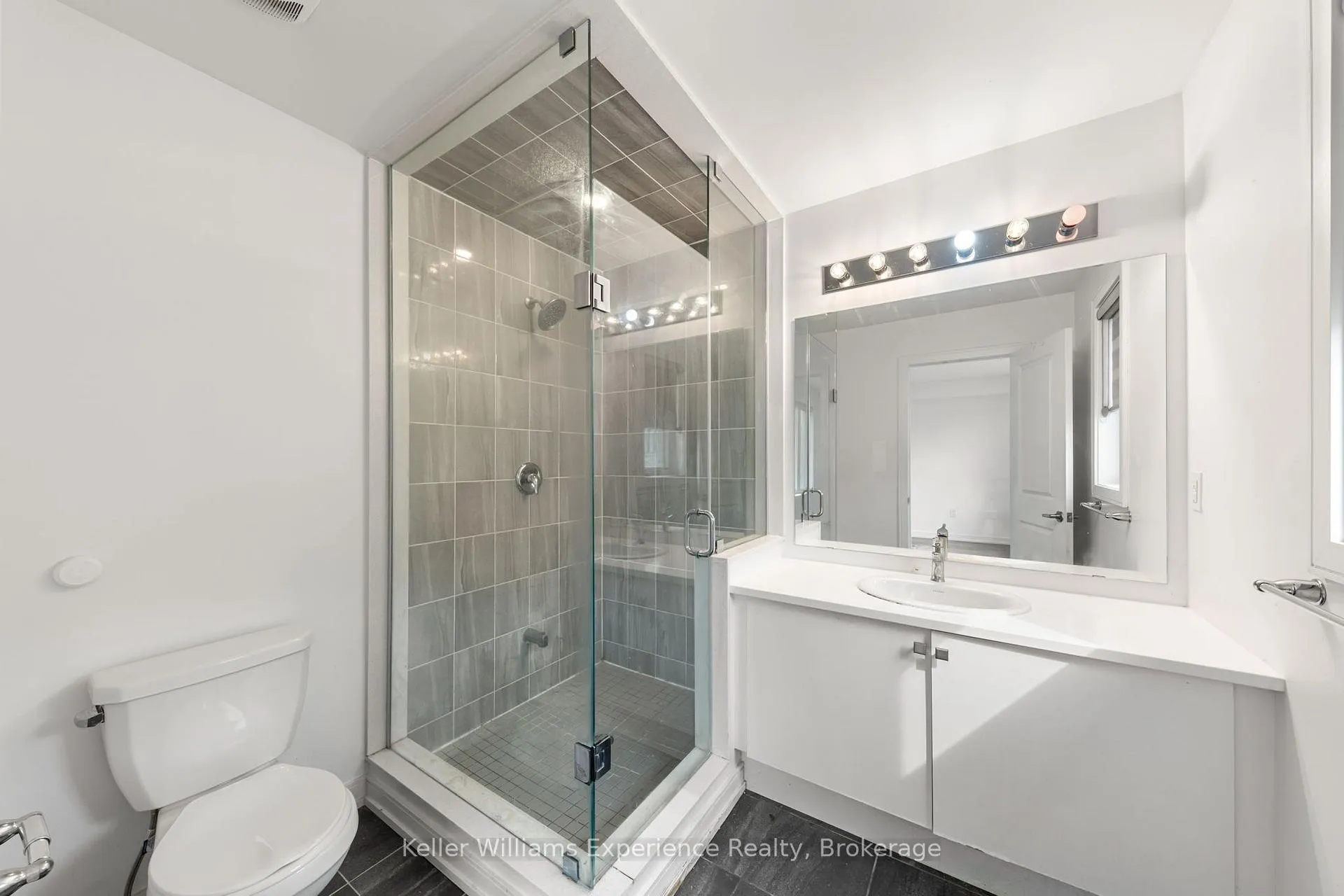 Photo 20 of 115 Blue Forest Crescent, Barrie, Innis-Shore — HOMEH
