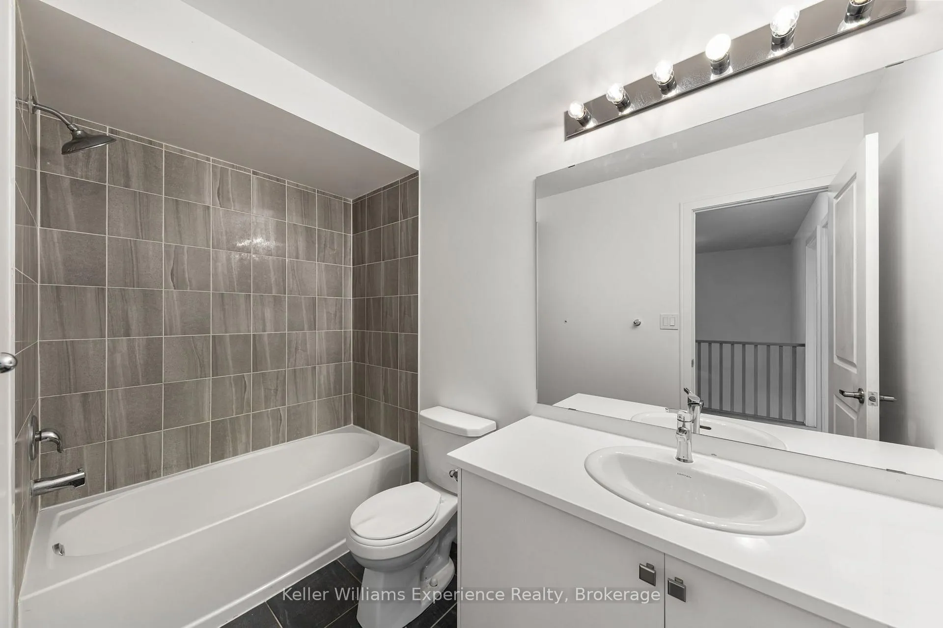 Photo 23 of 115 Blue Forest Crescent, Barrie, Innis-Shore — HOMEH