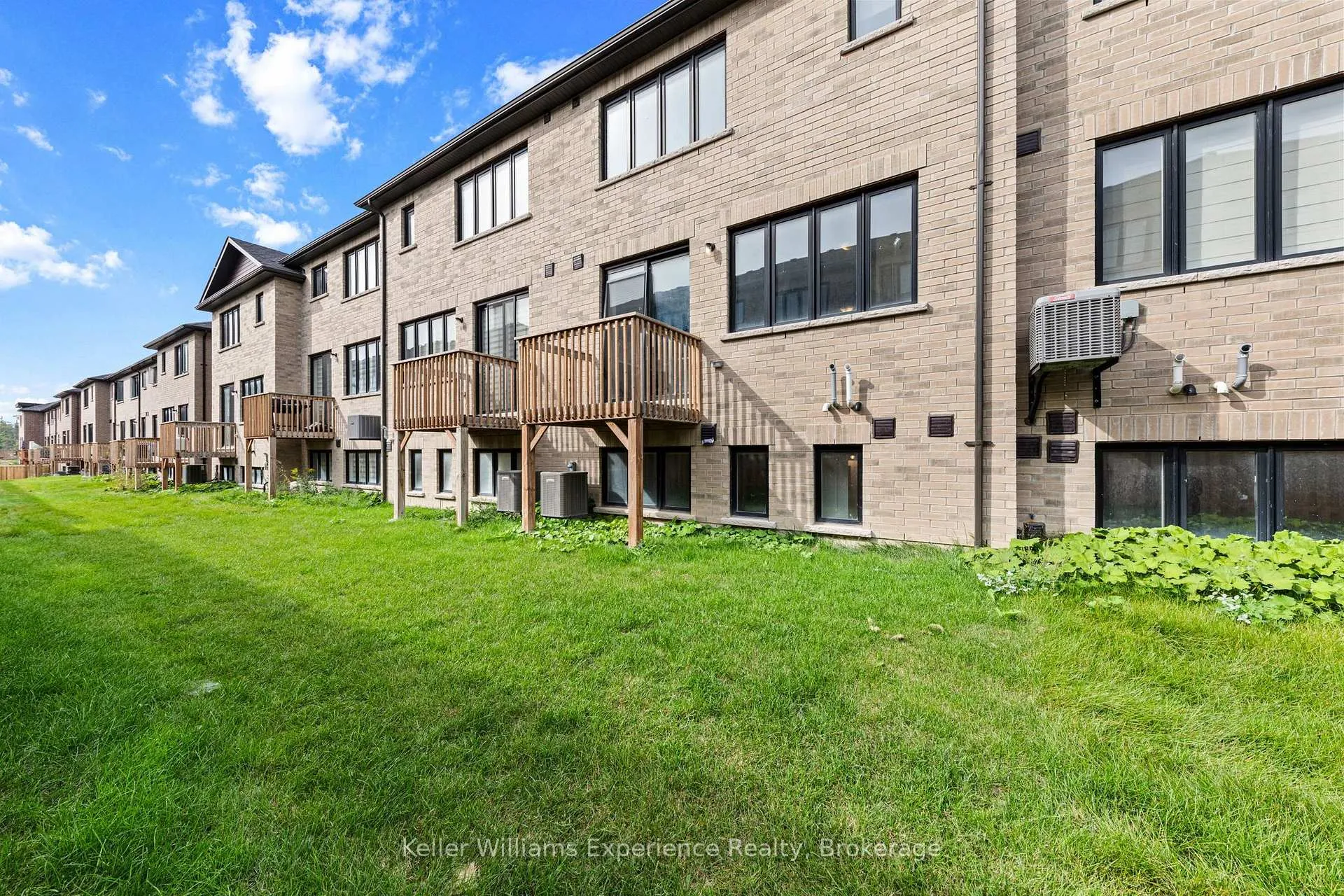 Photo 26 of 115 Blue Forest Crescent, Barrie, Innis-Shore — HOMEH