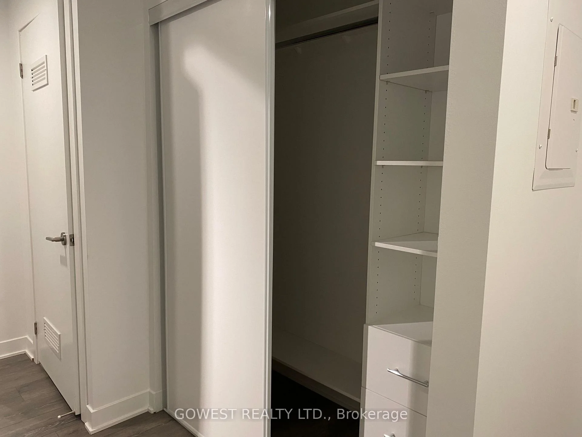 Photo 6 of Unit 1715, 6 Flavelle Trail, Vaughan, Steeles West Industrial — HOMEH
