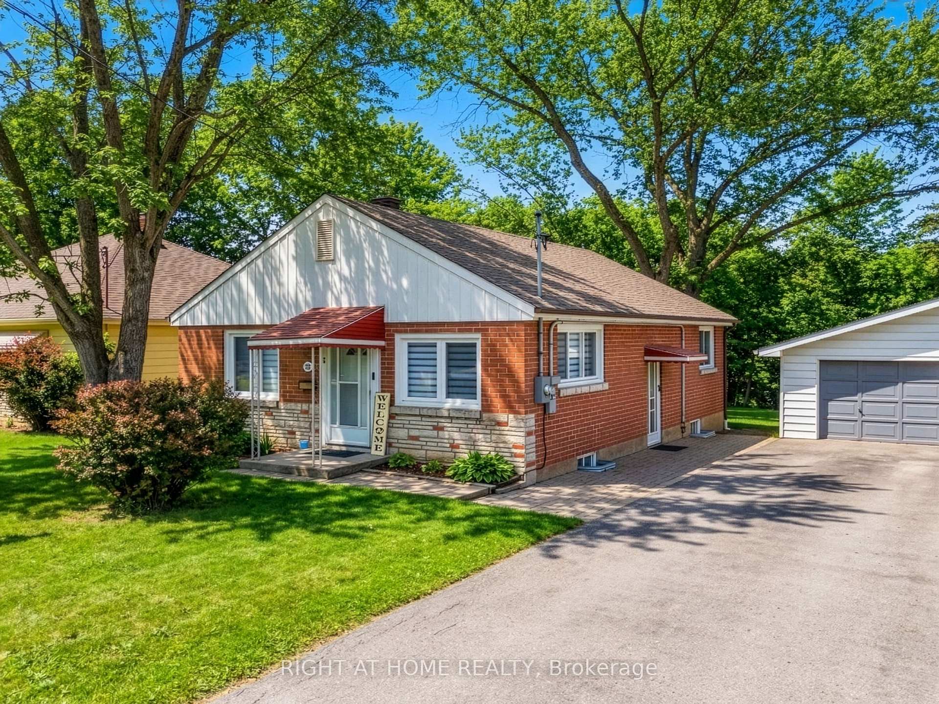 Photo of 735 Srigley Street
