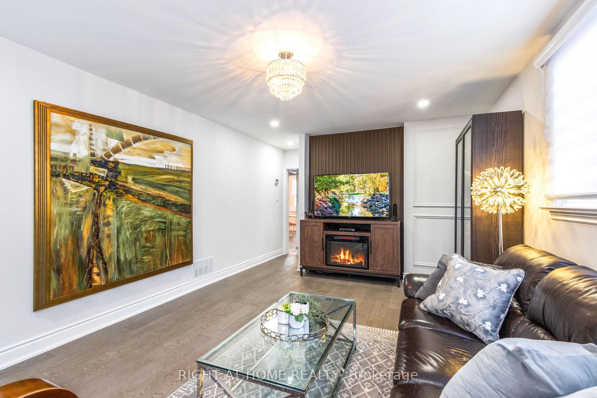 Photo 4 of 735 Srigley Street, Newmarket, Gorham-College Manor — HOMEH