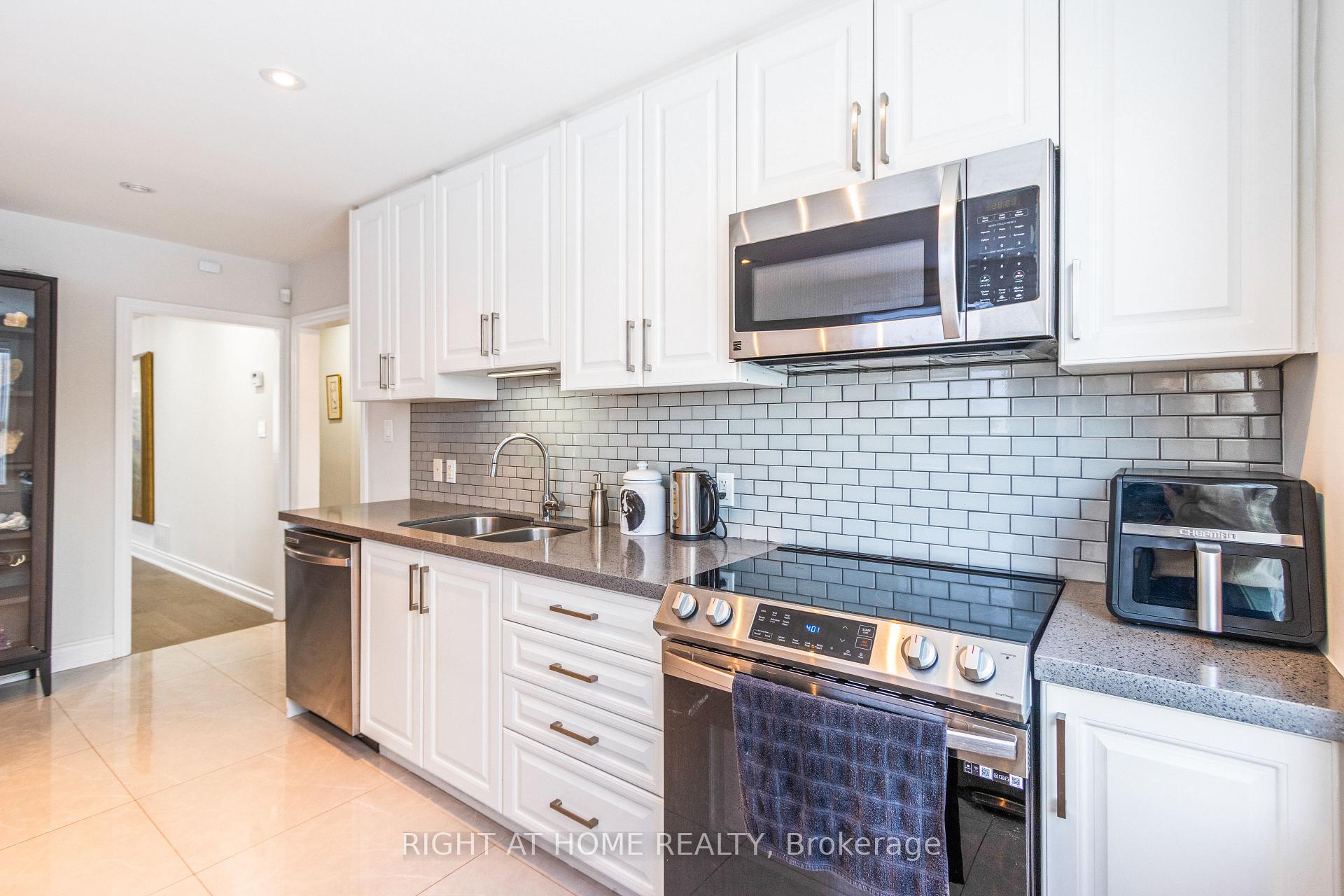 Photo 8 of 735 Srigley Street, Newmarket, Gorham-College Manor — HOMEH