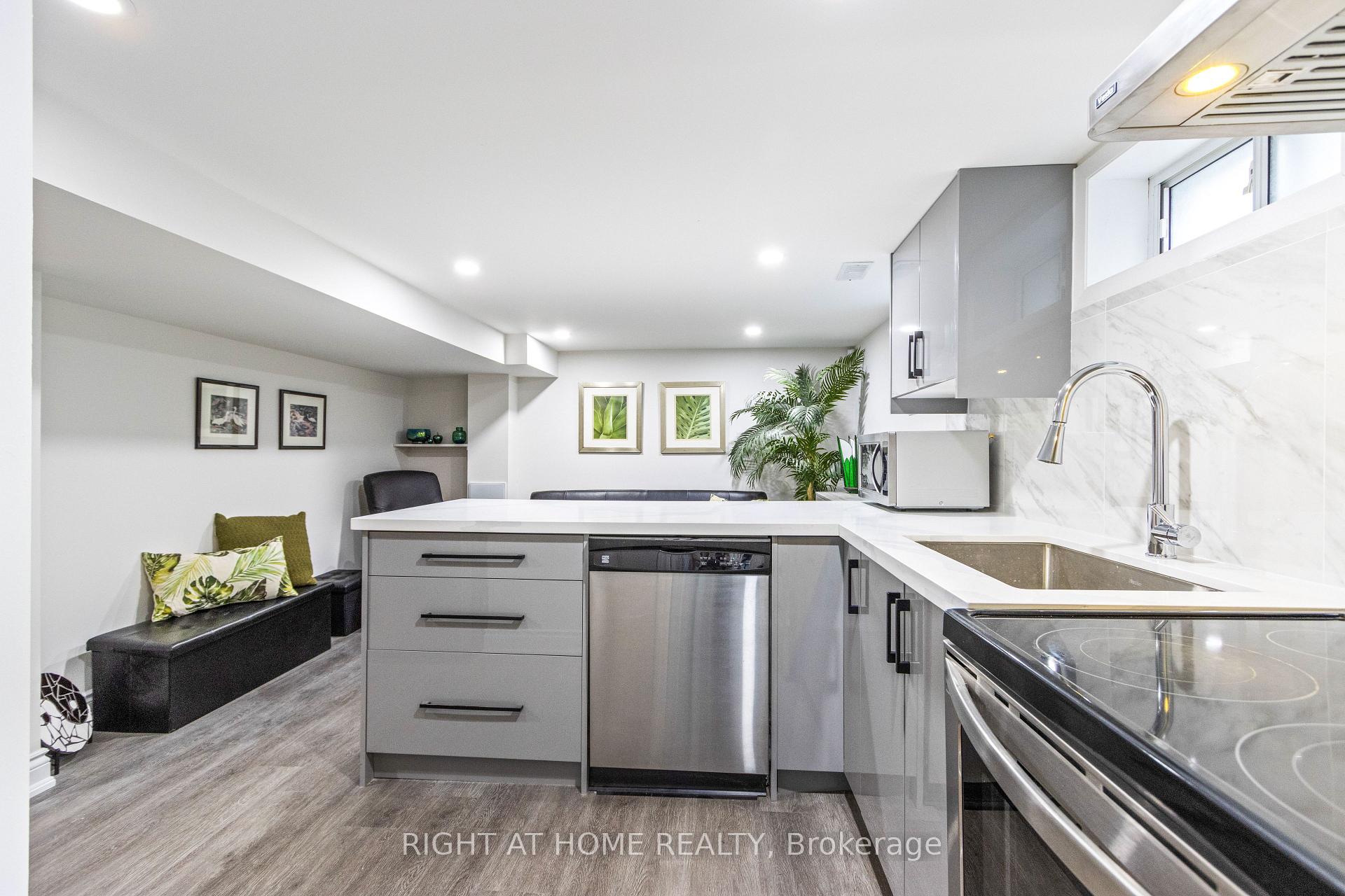 Photo 13 of 735 Srigley Street, Newmarket, Gorham-College Manor — HOMEH