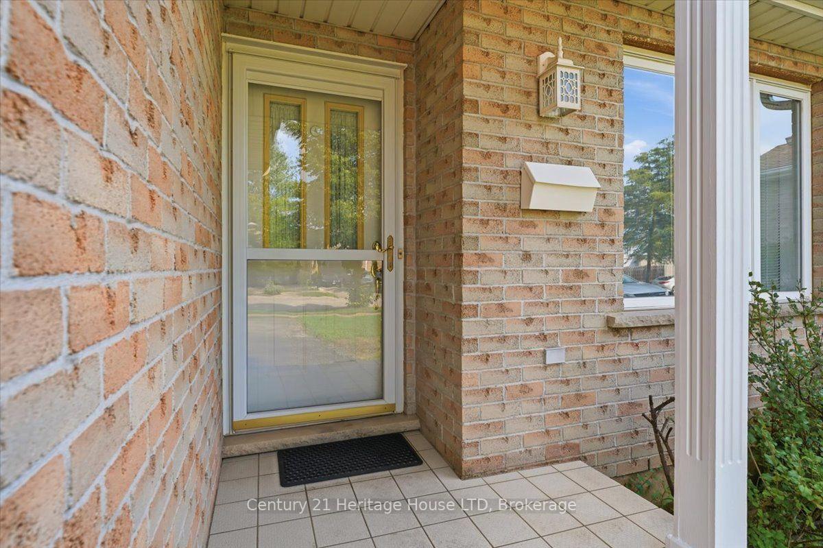Photo 4 of 210 Oakcrest Avenue, Welland, West Welland — HOMEH