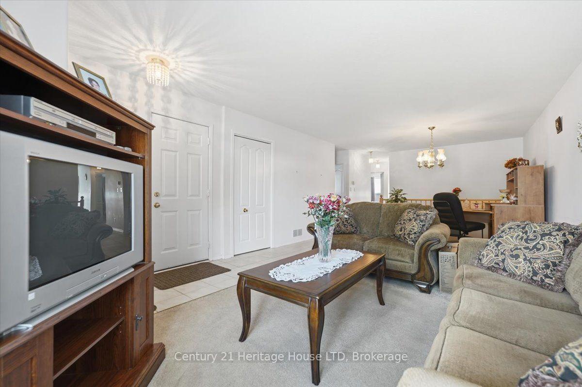 Photo 8 of 210 Oakcrest Avenue, Welland, West Welland — HOMEH