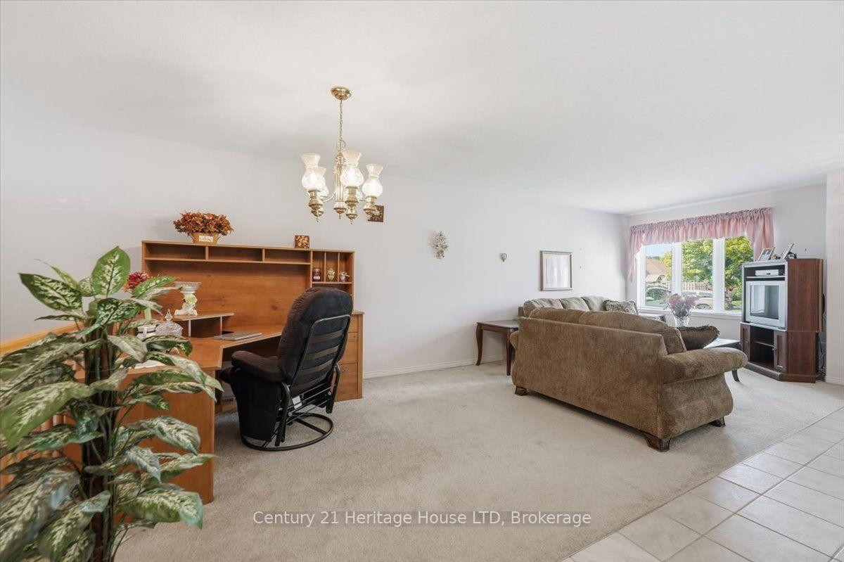 Photo 10 of 210 Oakcrest Avenue, Welland, West Welland — HOMEH