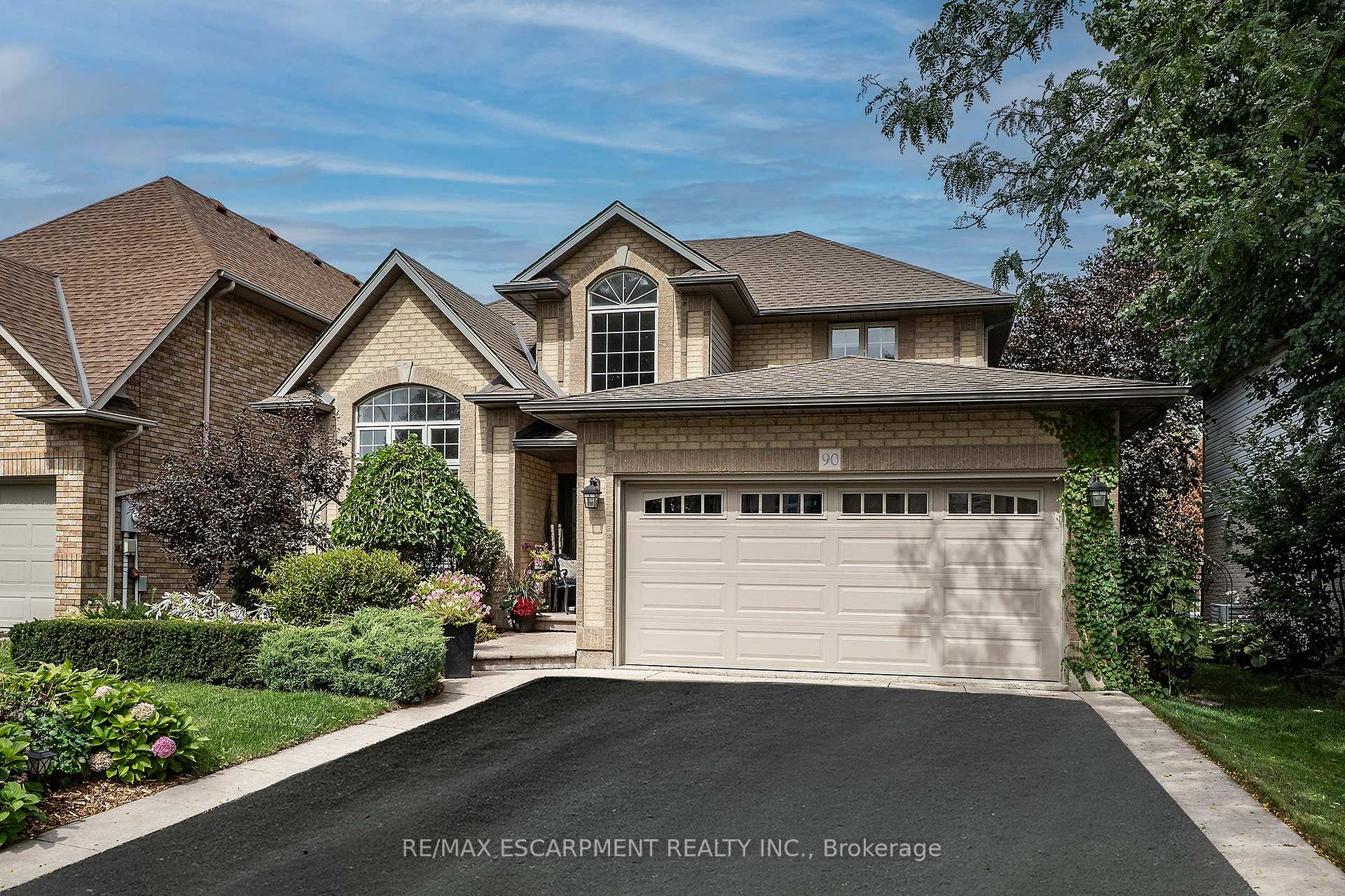 Photo 2 of 90 Surrey Drive, Hamilton, Meadowlands — HOMEH