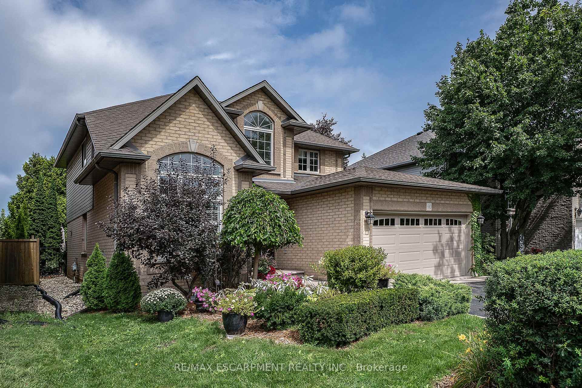 Photo 3 of 90 Surrey Drive, Hamilton, Meadowlands — HOMEH