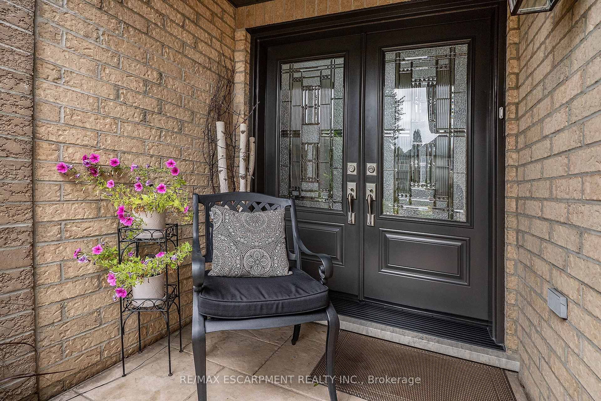 Photo 4 of 90 Surrey Drive, Hamilton, Meadowlands — HOMEH