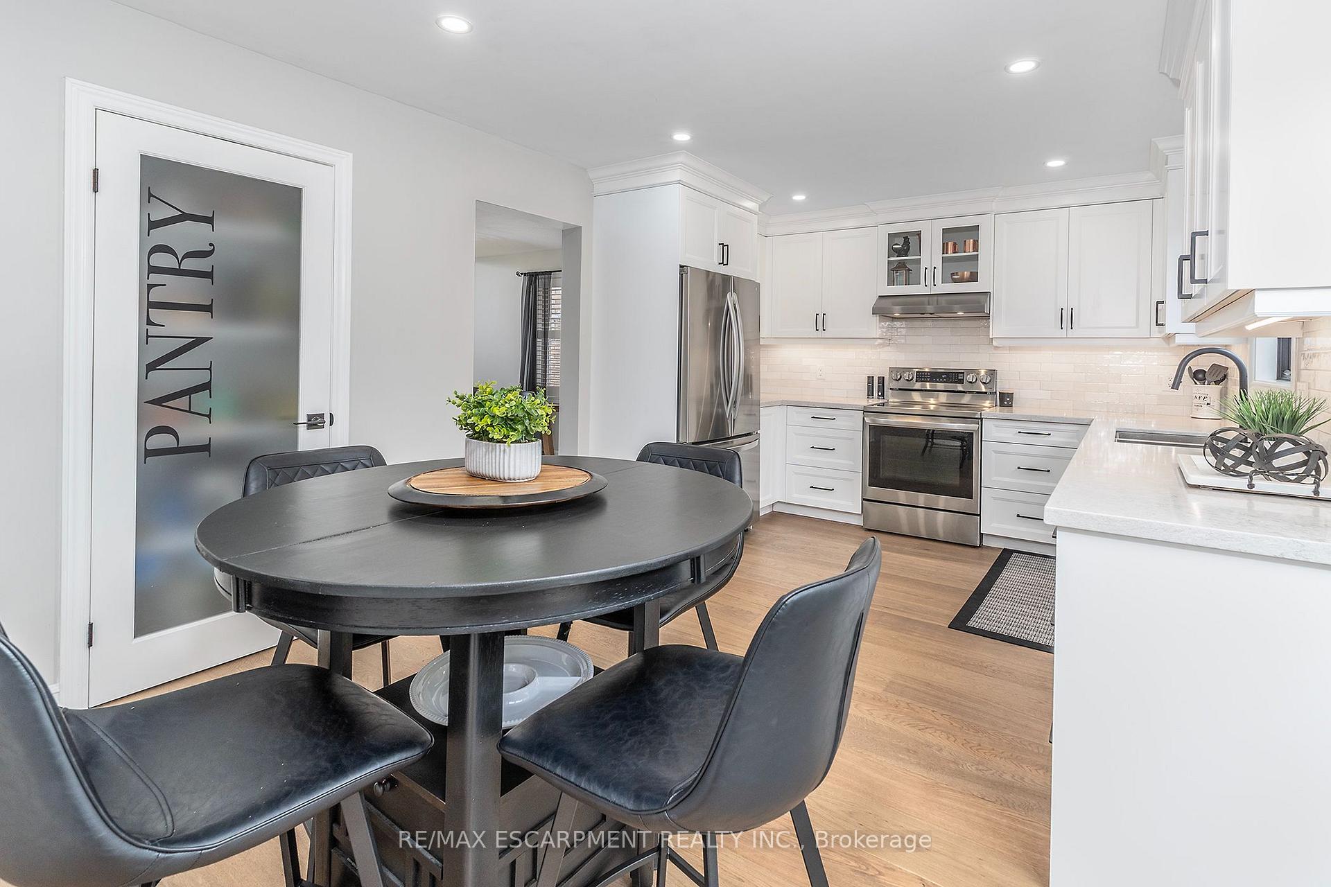 Photo 14 of 90 Surrey Drive, Hamilton, Meadowlands — HOMEH