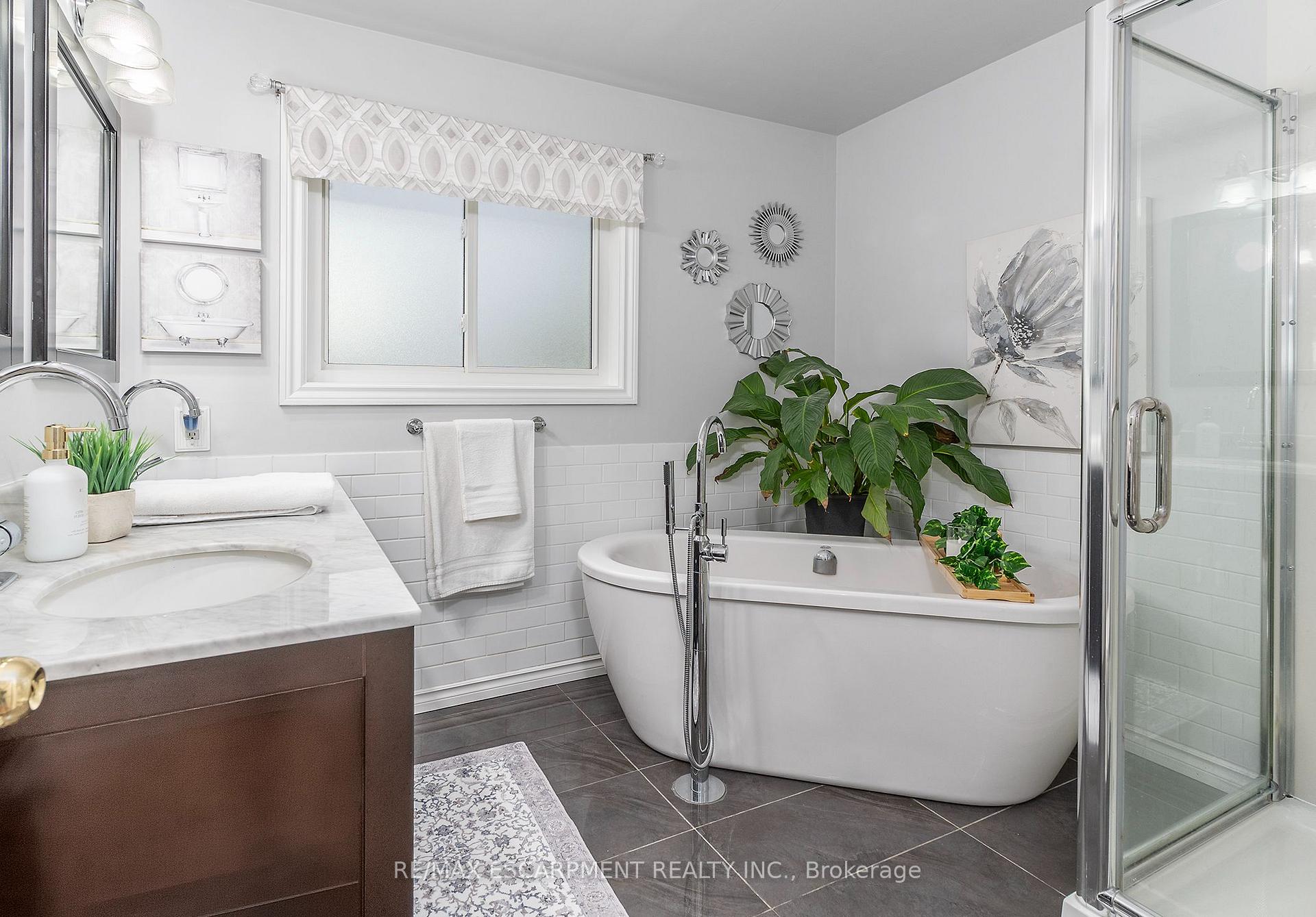 Photo 16 of 90 Surrey Drive, Hamilton, Meadowlands — HOMEH