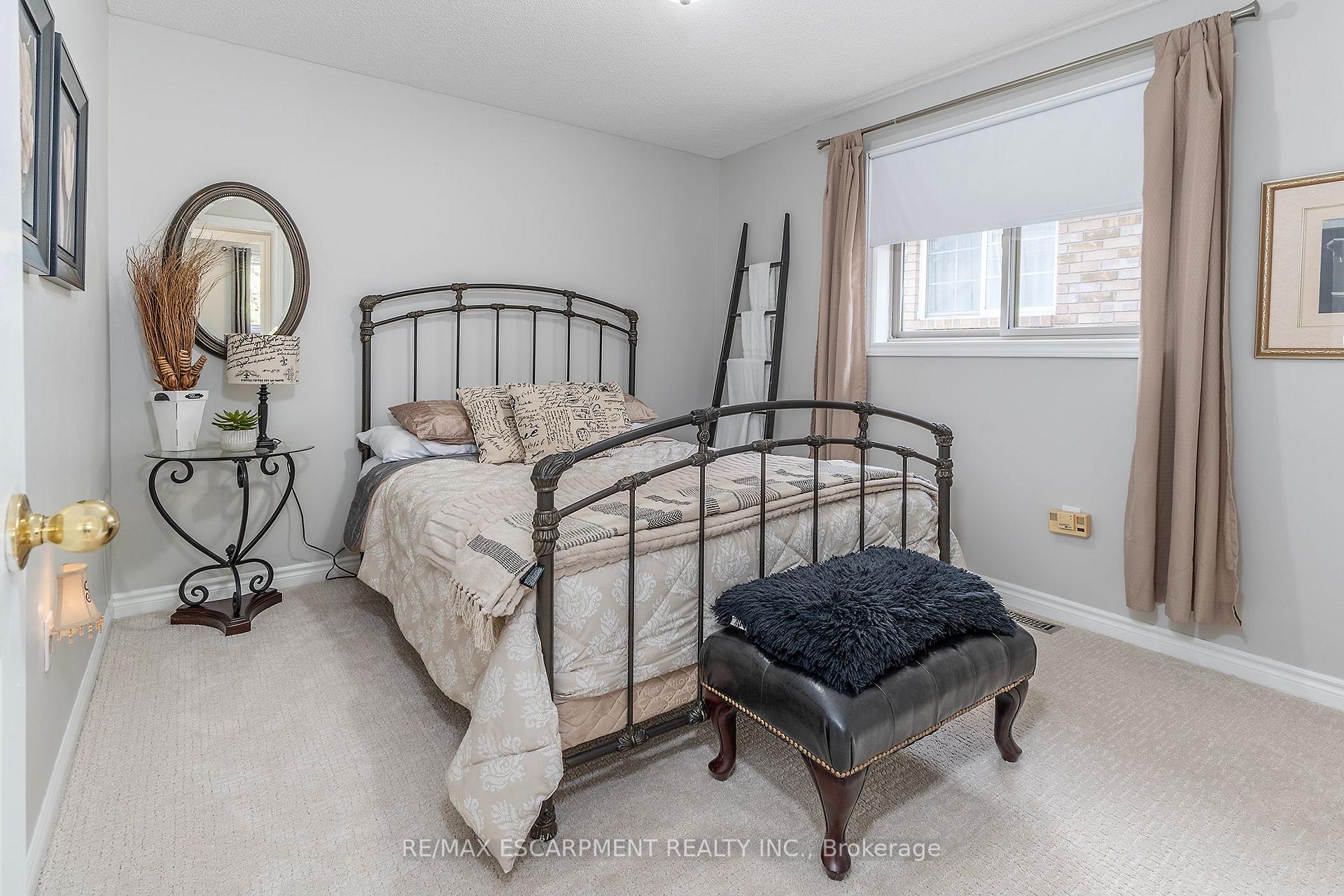 Photo 18 of 90 Surrey Drive, Hamilton, Meadowlands — HOMEH