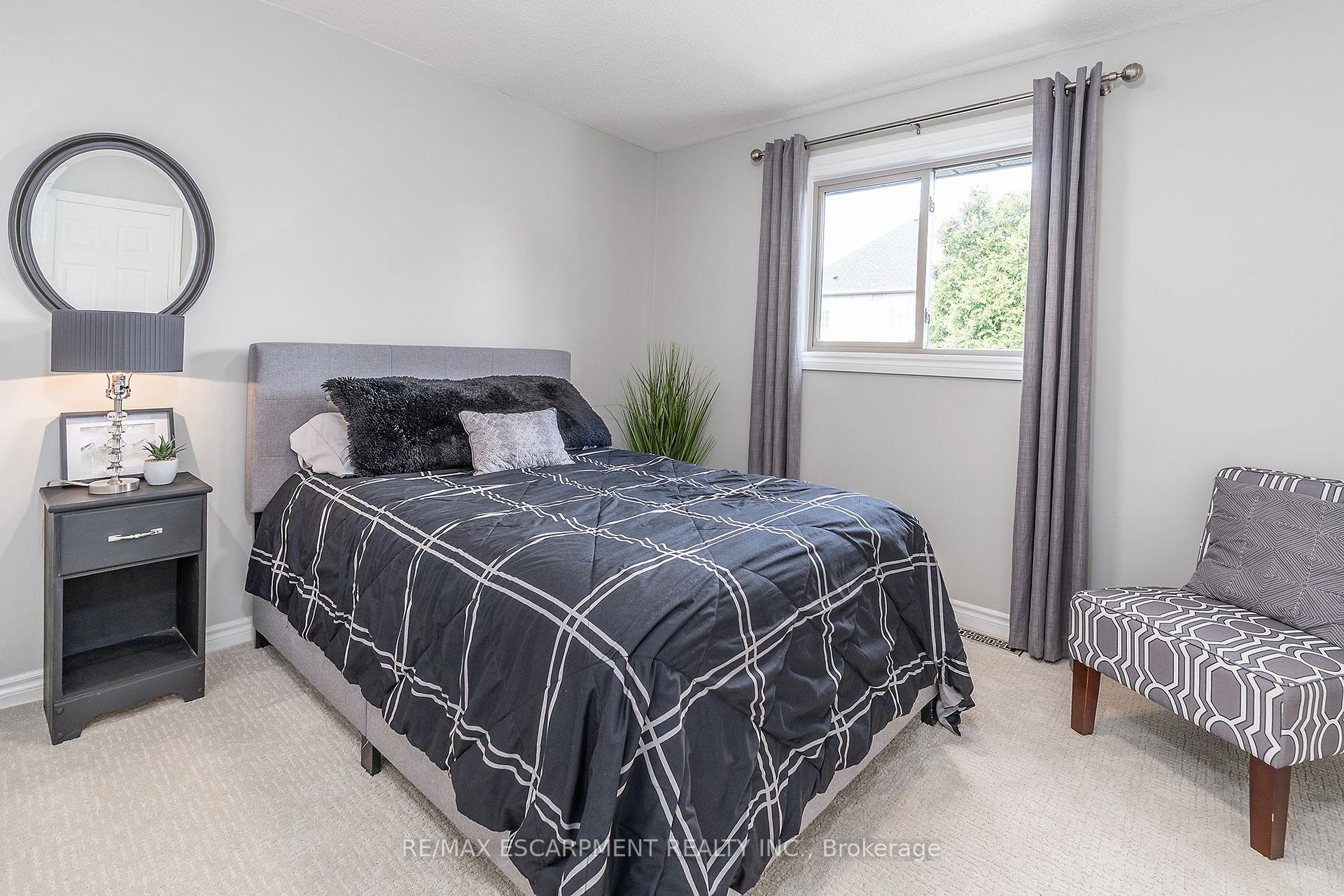 Photo 19 of 90 Surrey Drive, Hamilton, Meadowlands — HOMEH