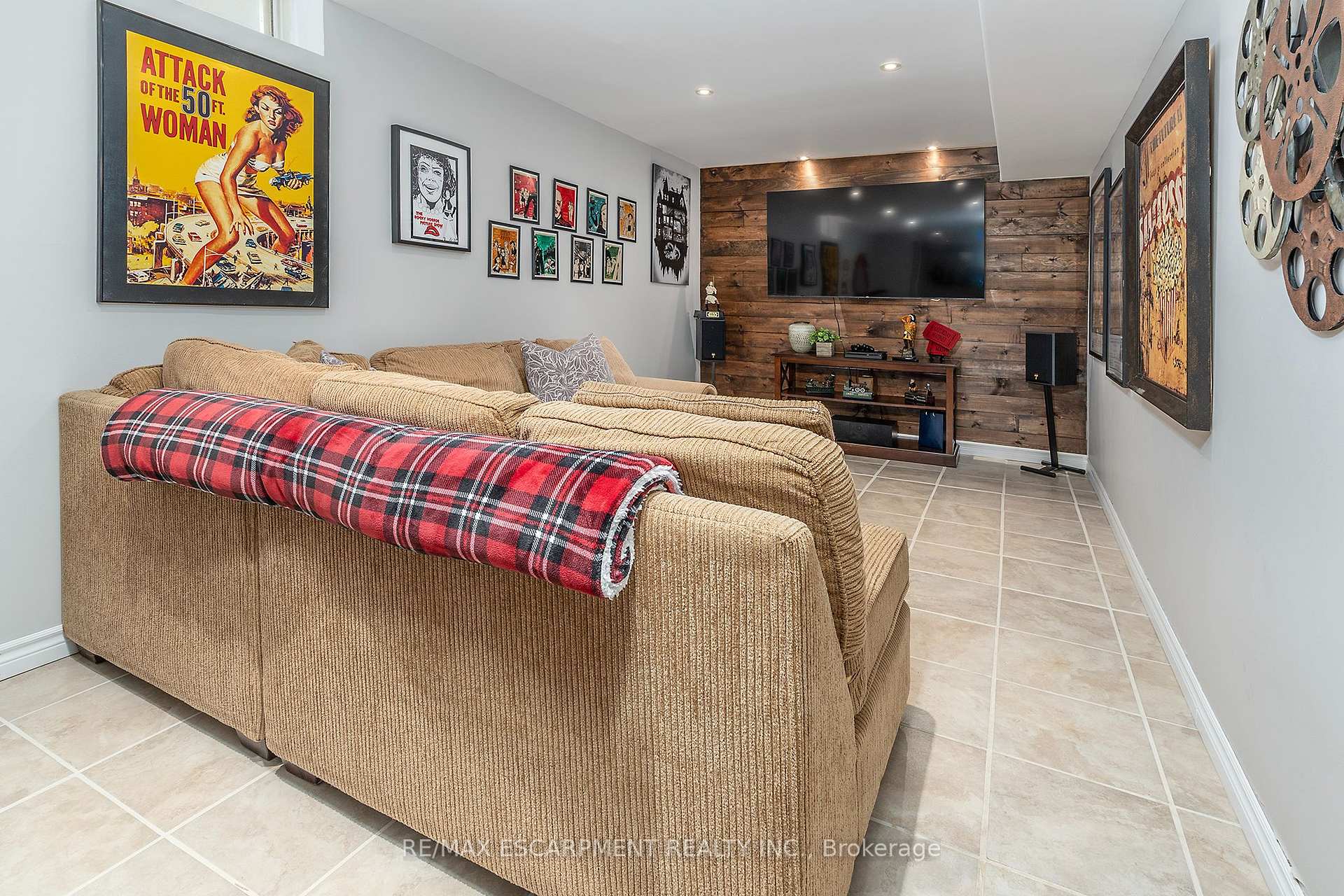 Photo 24 of 90 Surrey Drive, Hamilton, Meadowlands — HOMEH
