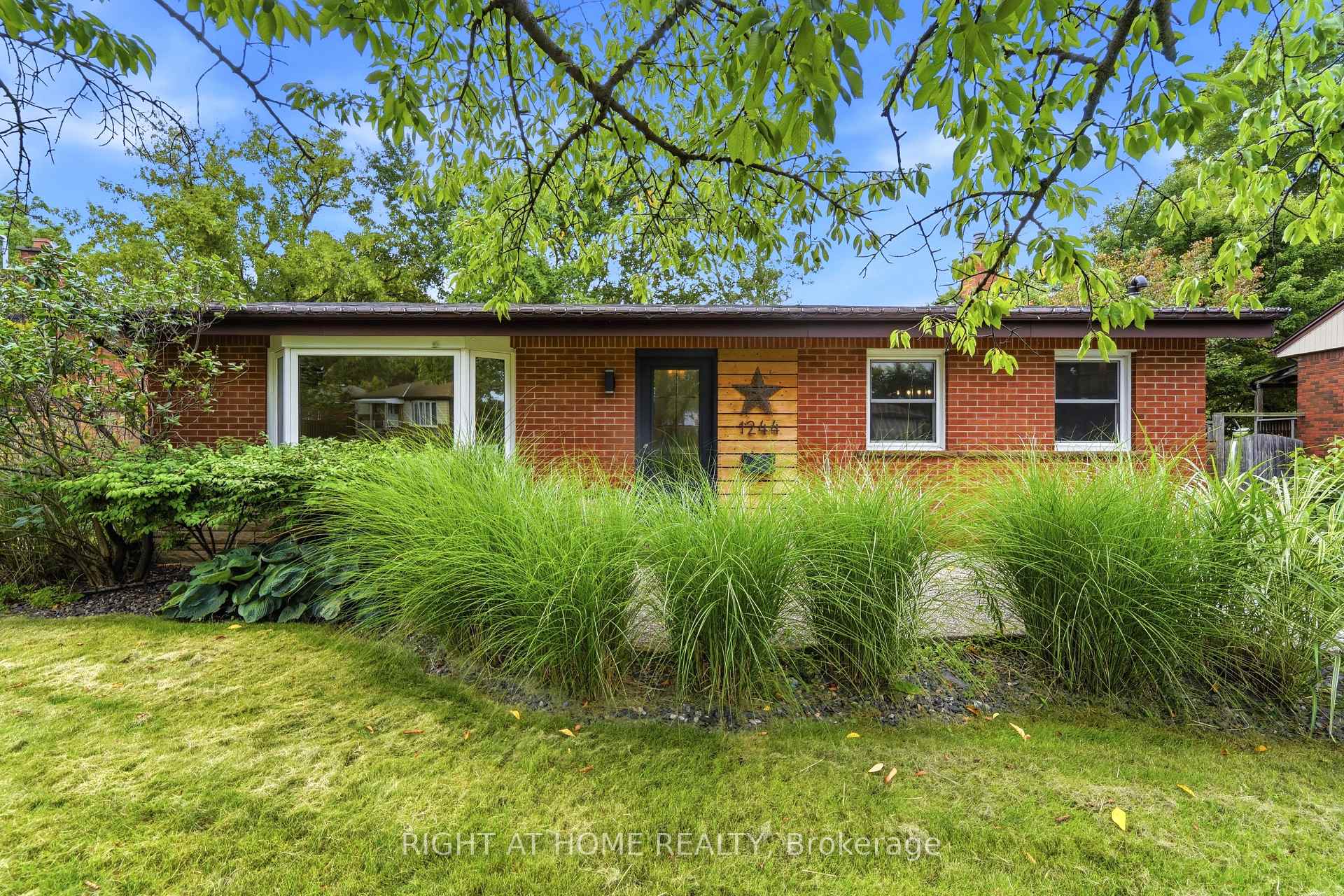 Photo 1 of 1244 De Quincy Crescent, Burlington, Mountainside — HOMEH