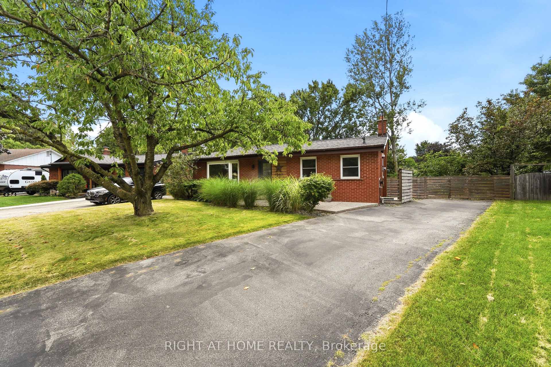 Photo 2 of 1244 De Quincy Crescent, Burlington, Mountainside — HOMEH