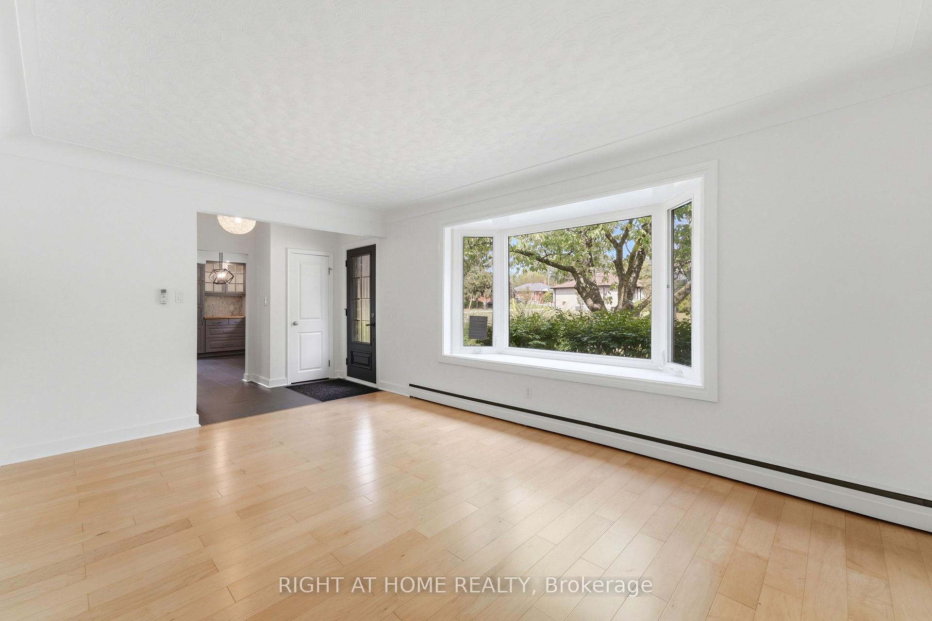 Photo 5 of 1244 De Quincy Crescent, Burlington, Mountainside — HOMEH