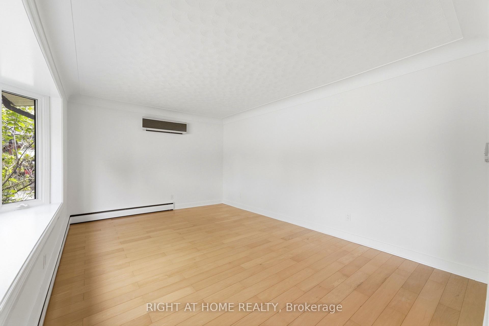 Photo 7 of 1244 De Quincy Crescent, Burlington, Mountainside — HOMEH