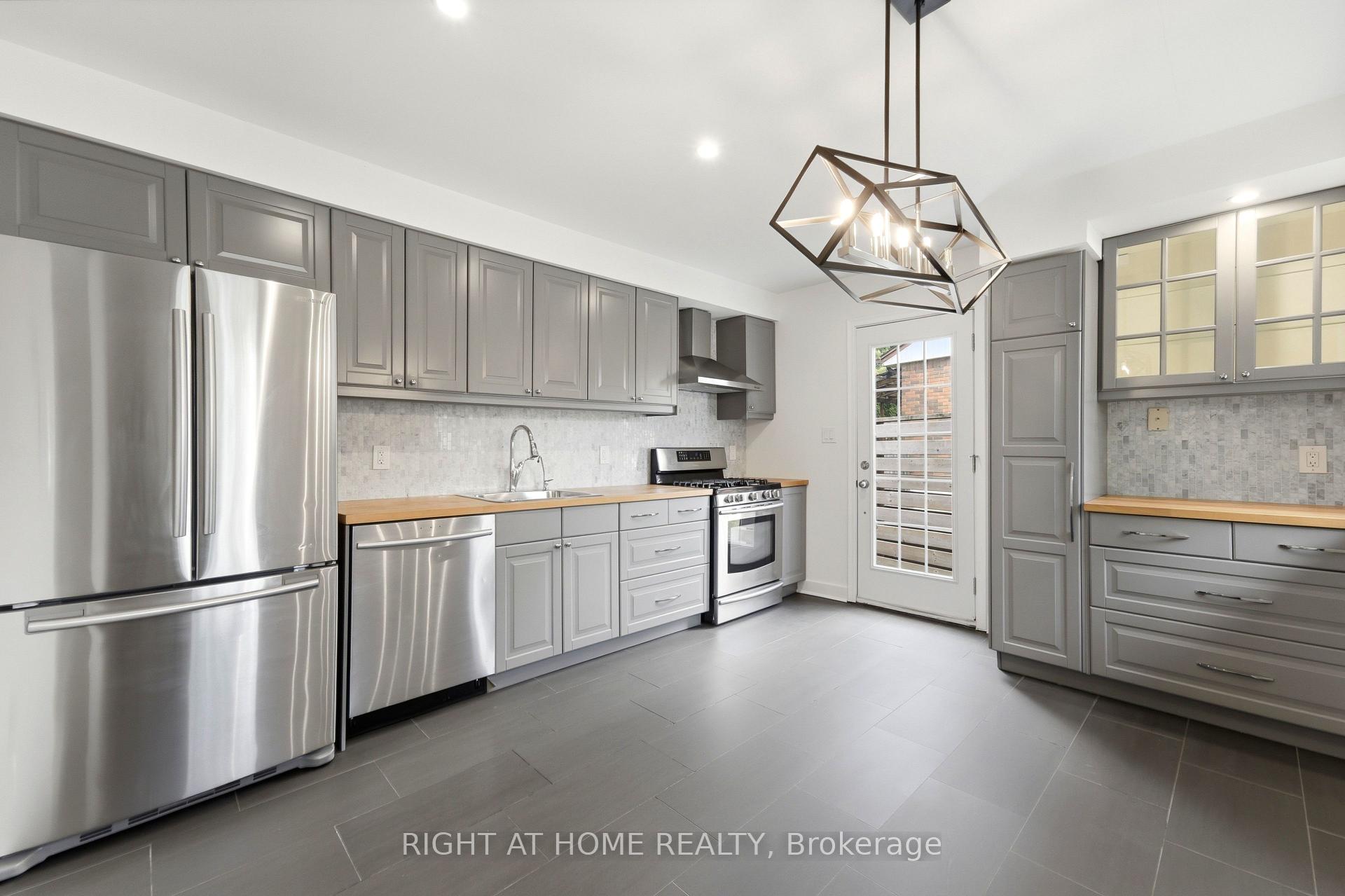Photo 10 of 1244 De Quincy Crescent, Burlington, Mountainside — HOMEH
