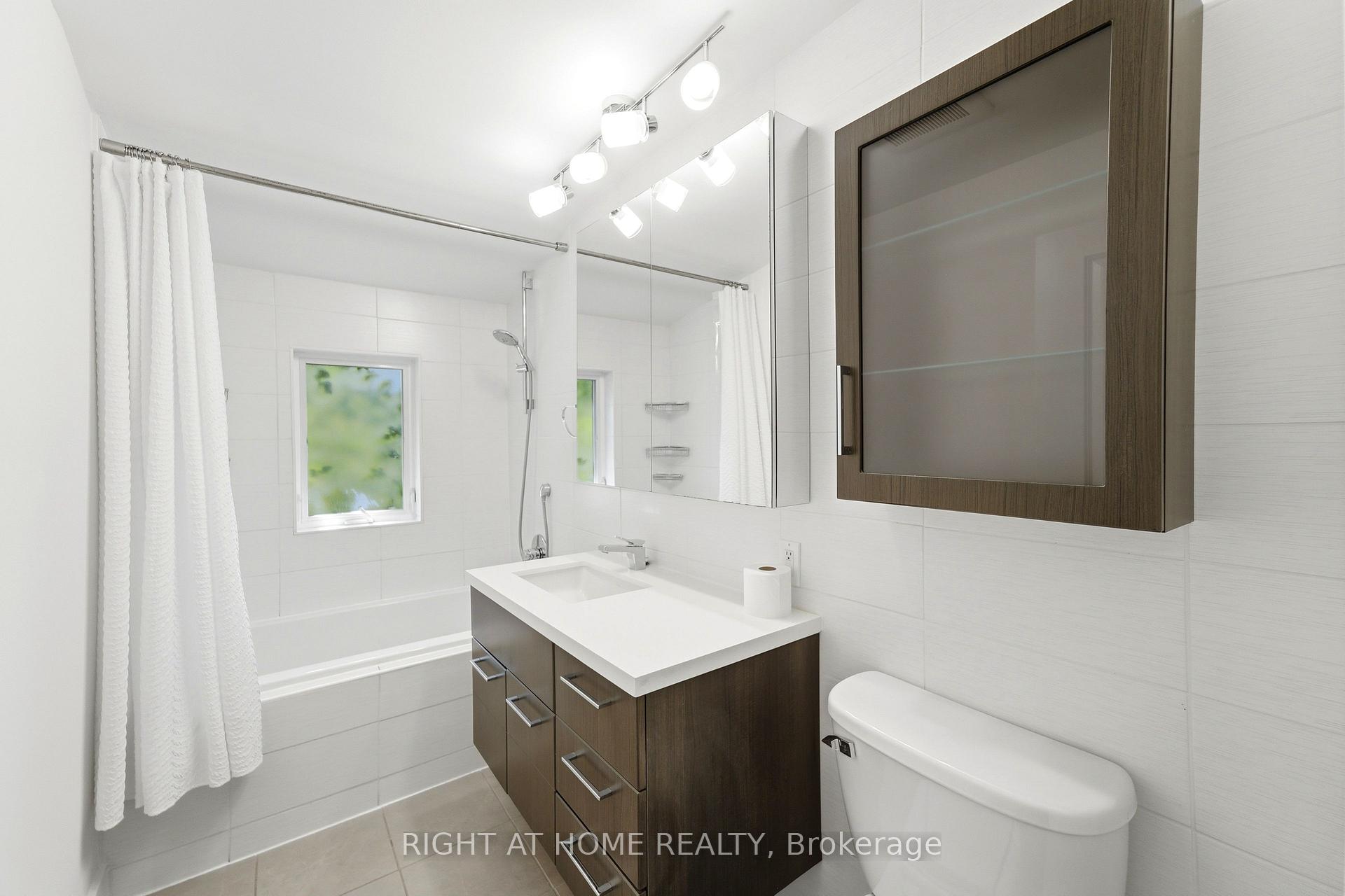 Photo 23 of 1244 De Quincy Crescent, Burlington, Mountainside — HOMEH