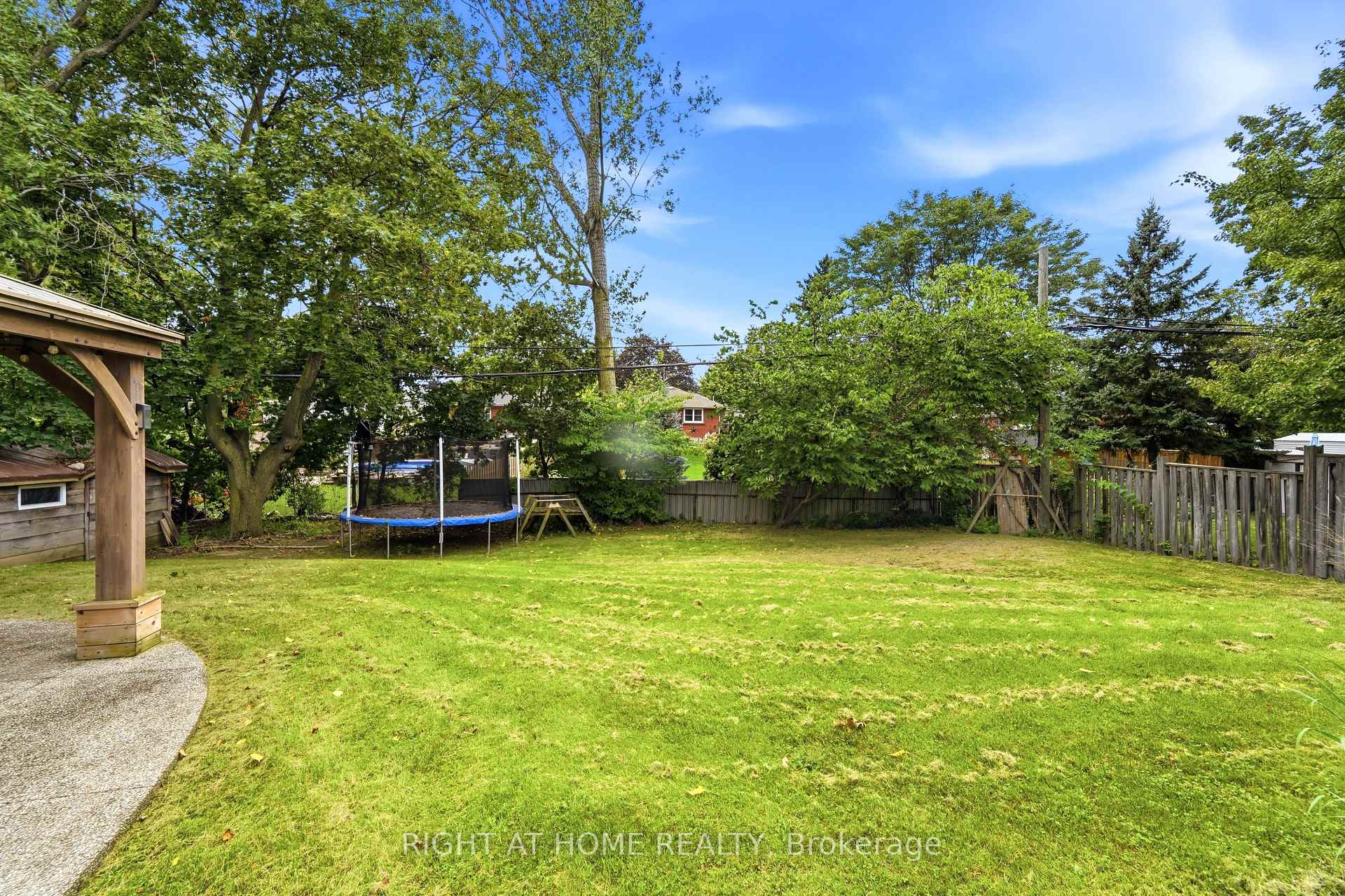 Photo 37 of 1244 De Quincy Crescent, Burlington, Mountainside — HOMEH