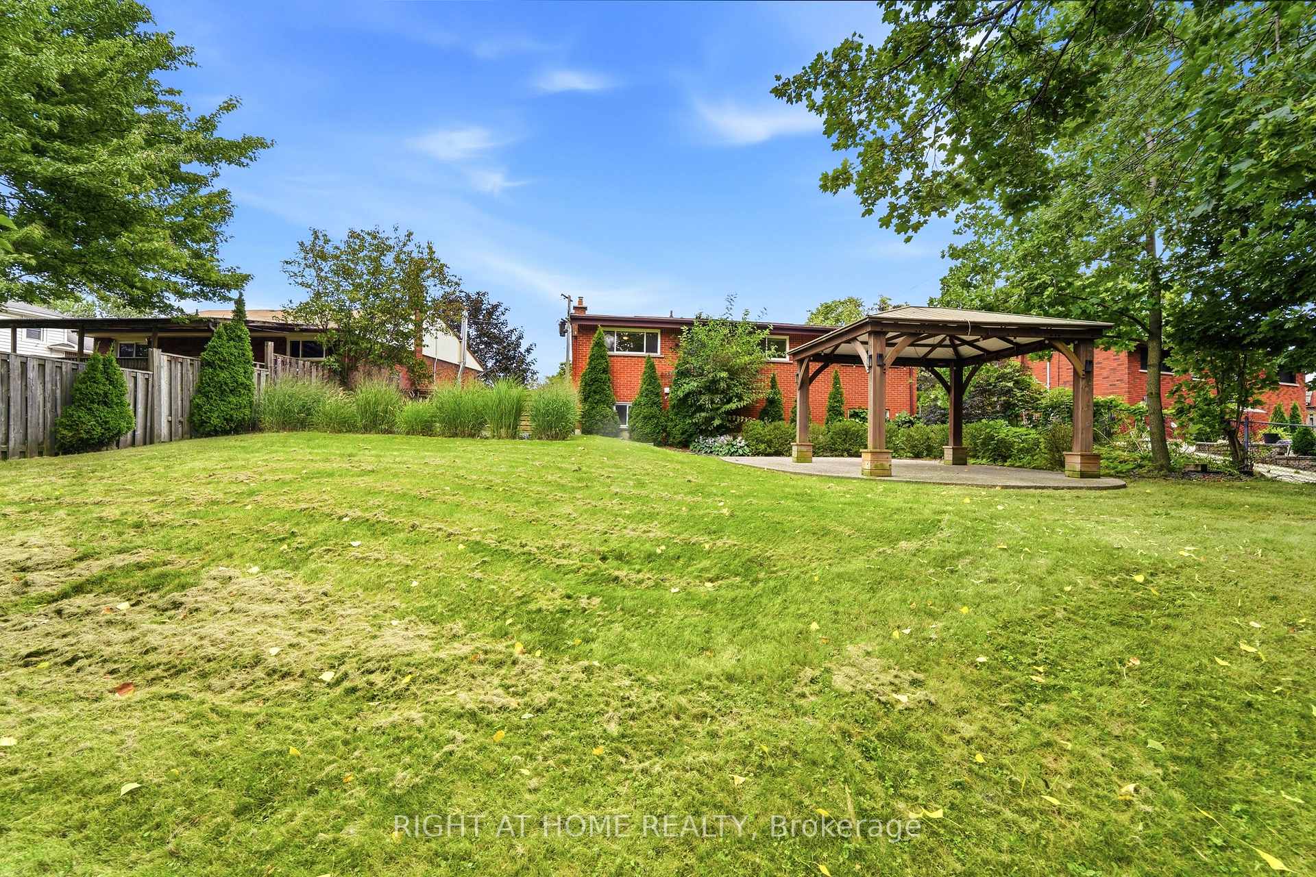 Photo 38 of 1244 De Quincy Crescent, Burlington, Mountainside — HOMEH