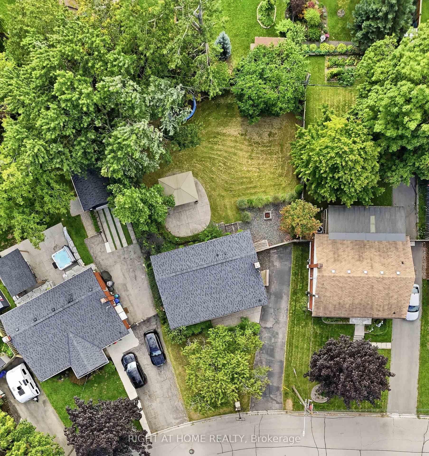 Photo 41 of 1244 De Quincy Crescent, Burlington, Mountainside — HOMEH