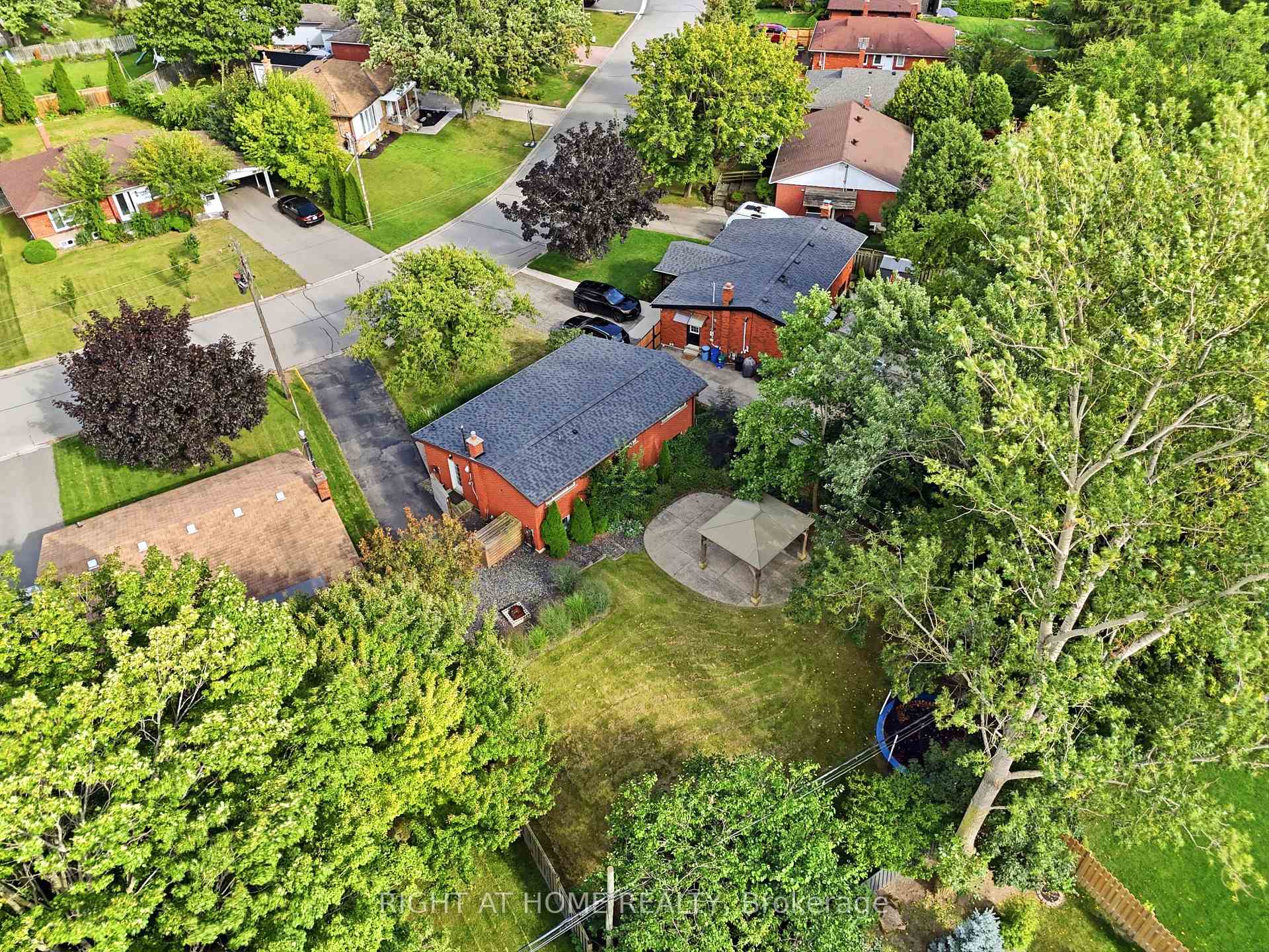 Photo 42 of 1244 De Quincy Crescent, Burlington, Mountainside — HOMEH