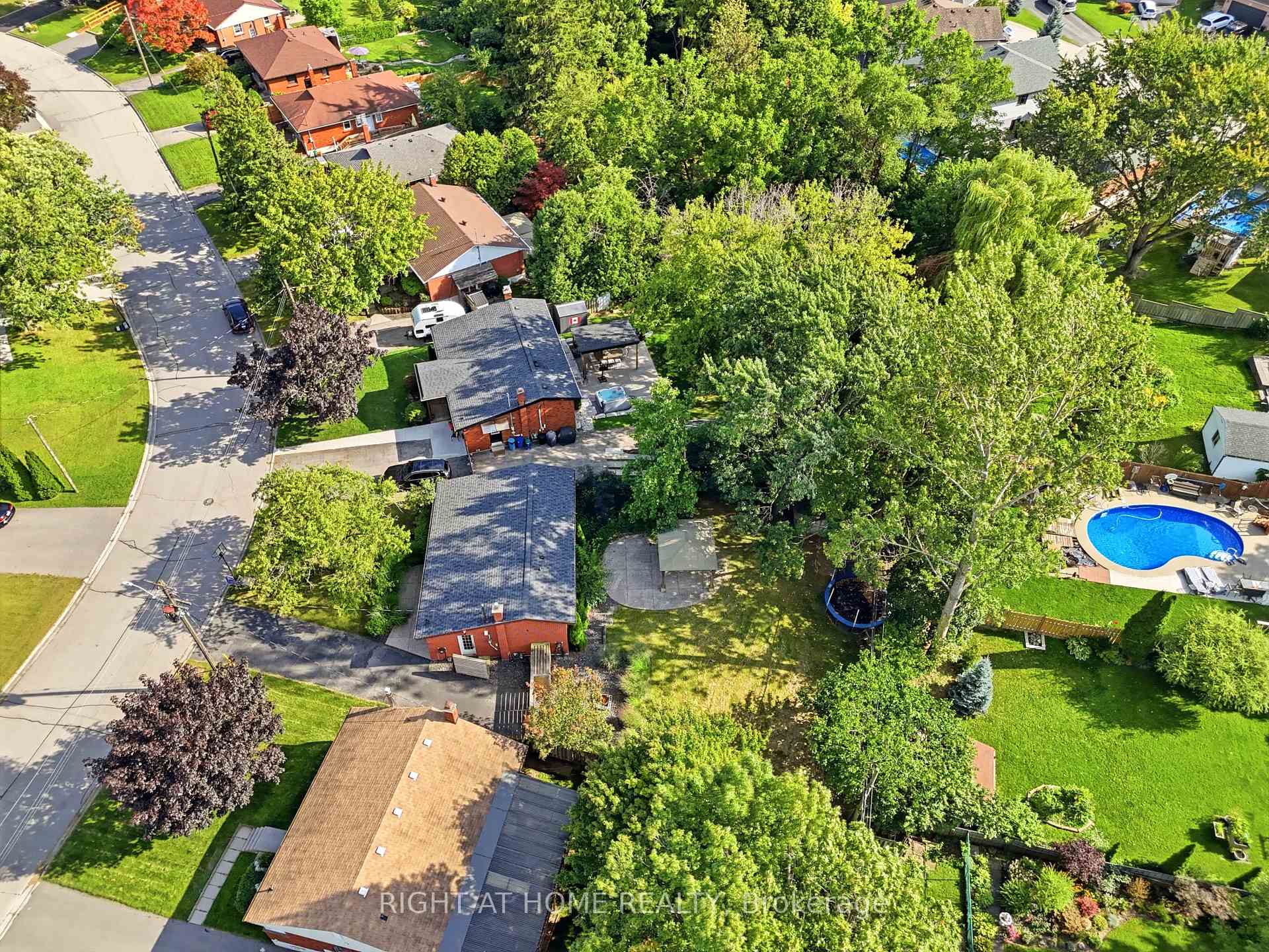 Photo 43 of 1244 De Quincy Crescent, Burlington, Mountainside — HOMEH