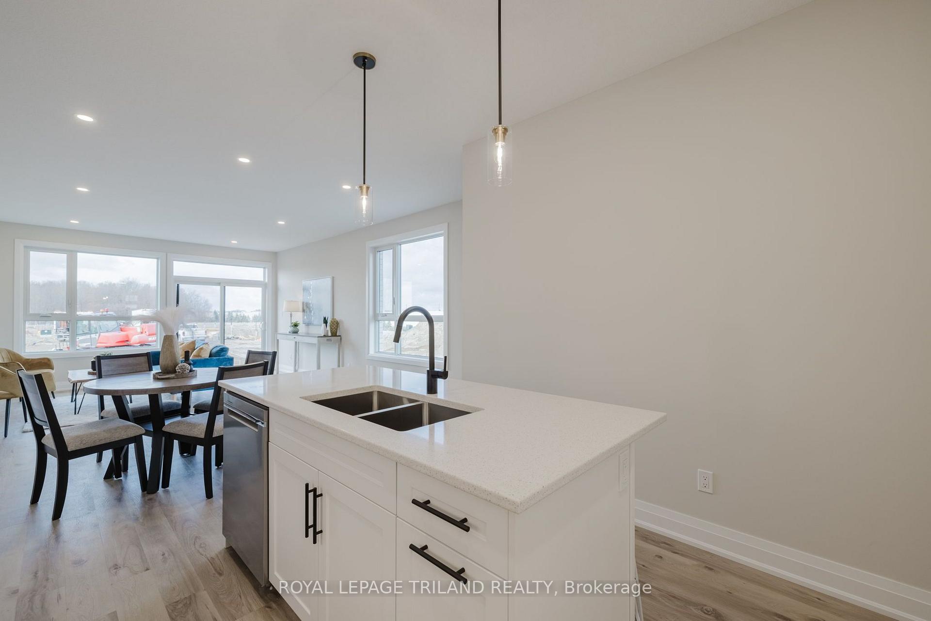 Photo 18 of 1899 Dalmagarry Road, London, North E — HOMEH