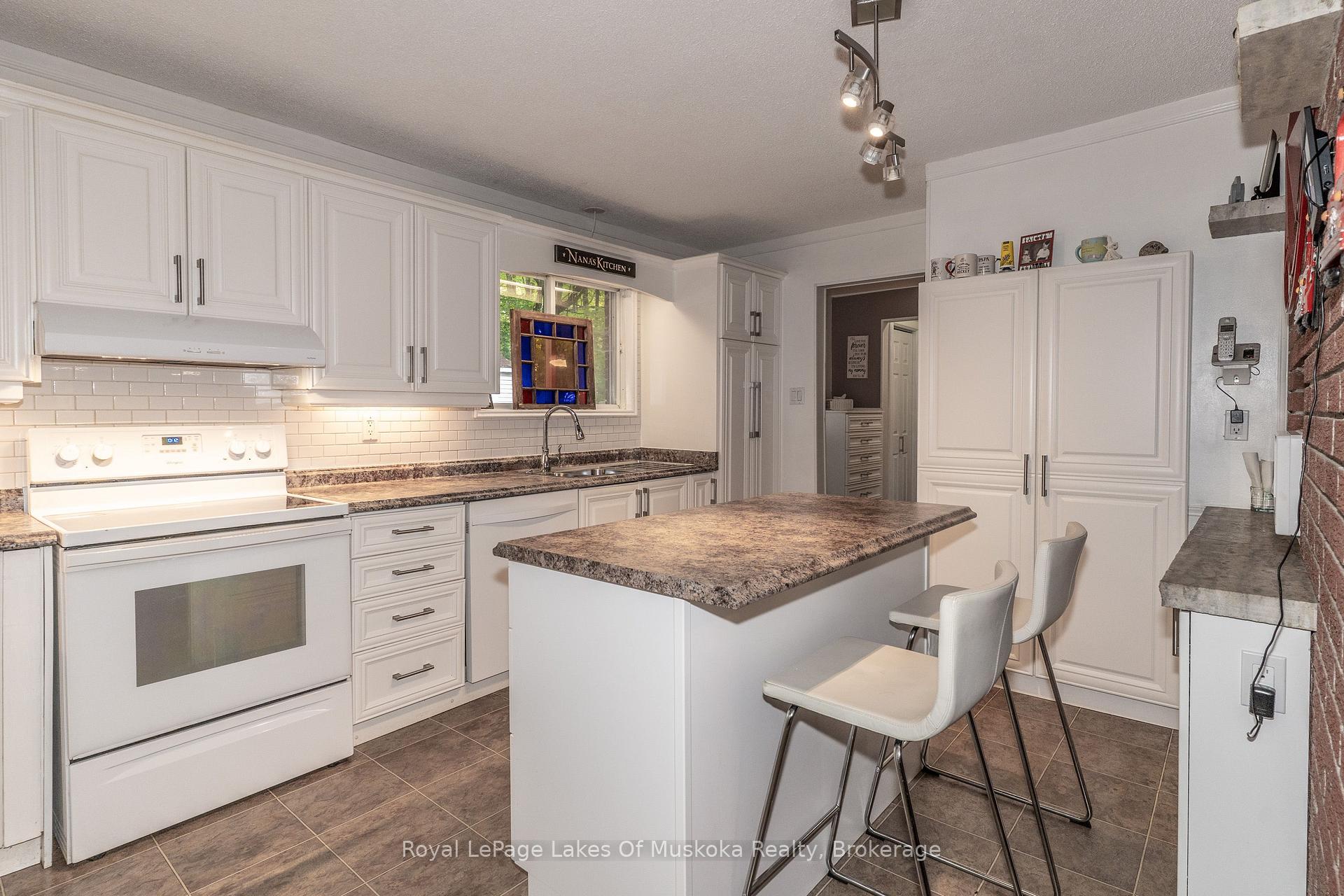 Photo 12 of 230 Lakeview Avenue, Gravenhurst, Muskoka (S) — HOMEH