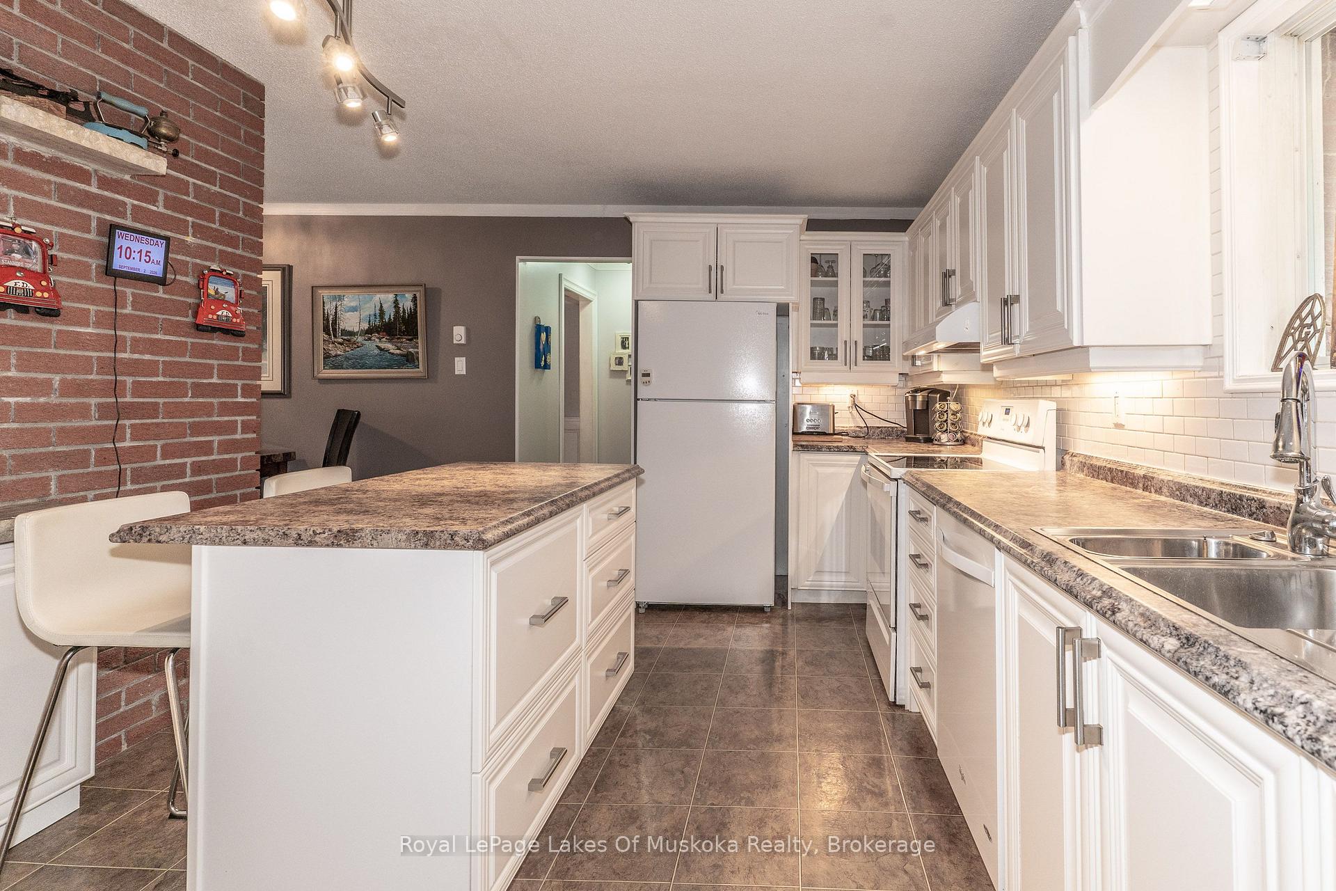 Photo 13 of 230 Lakeview Avenue, Gravenhurst, Muskoka (S) — HOMEH