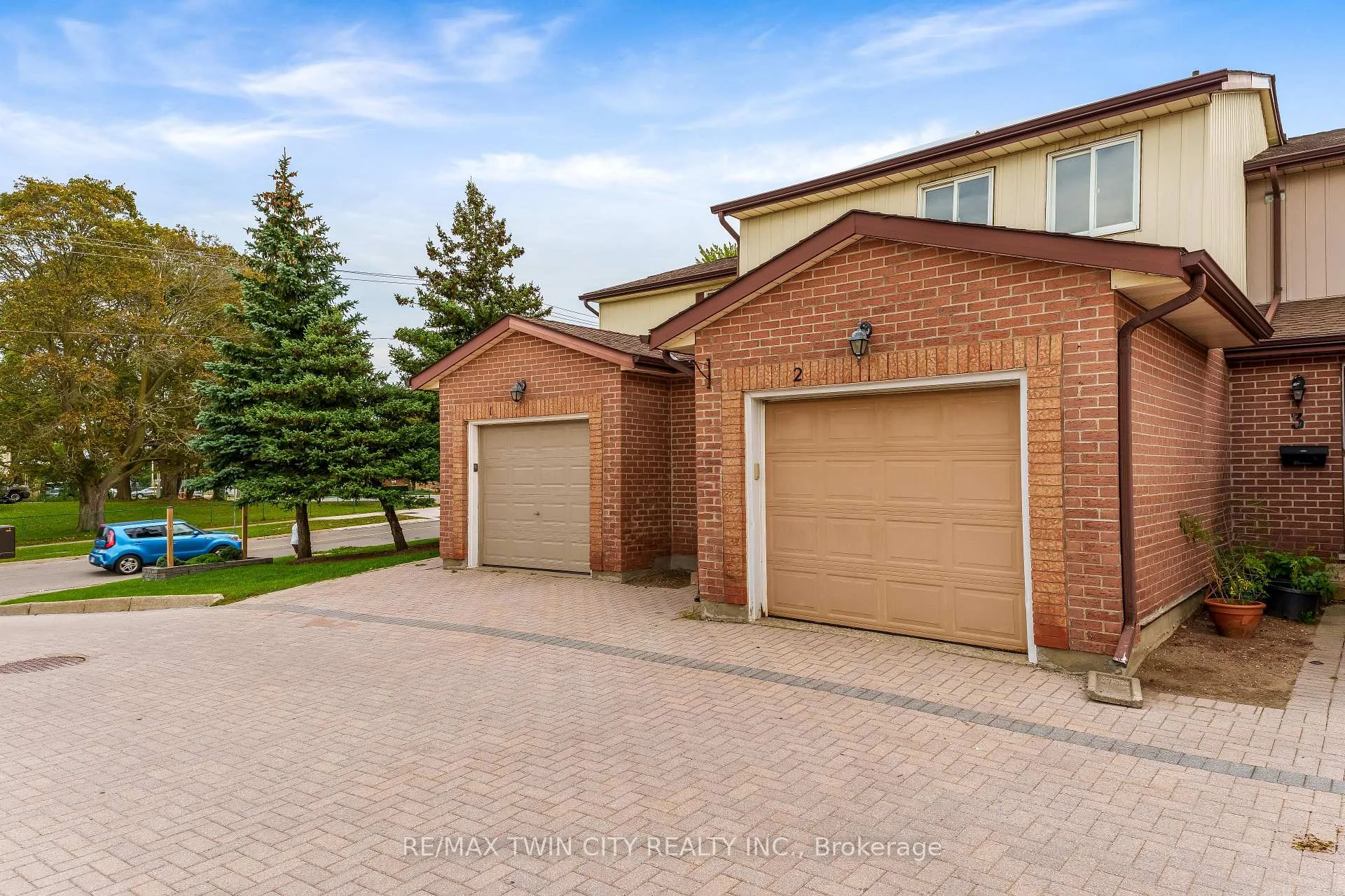 Photo 3 of Unit 2, 25 Valleyview Road, Kitchener, Laurentian Hills — HOMEH