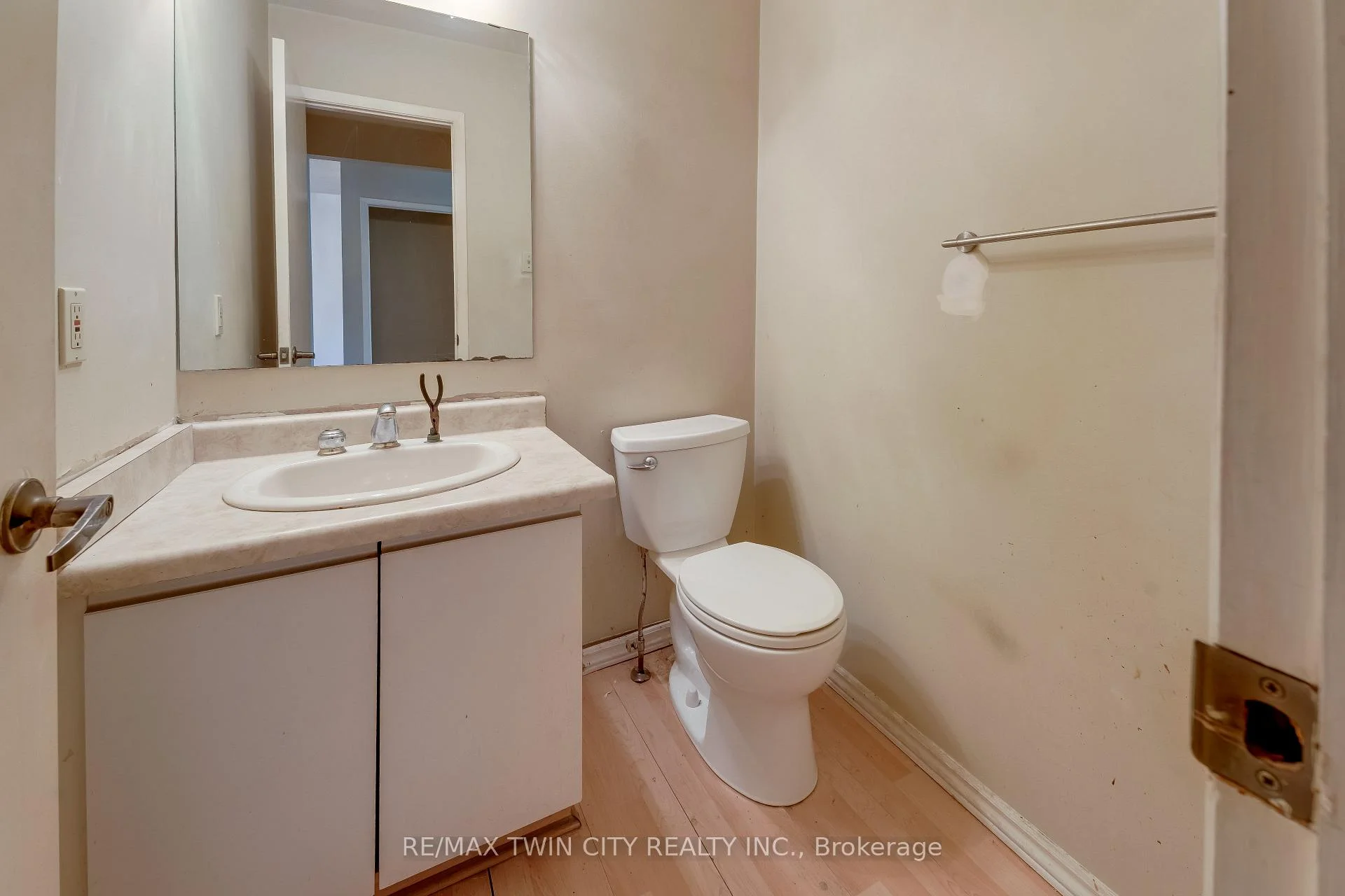 Photo 6 of Unit 2, 25 Valleyview Road, Kitchener, Laurentian Hills — HOMEH