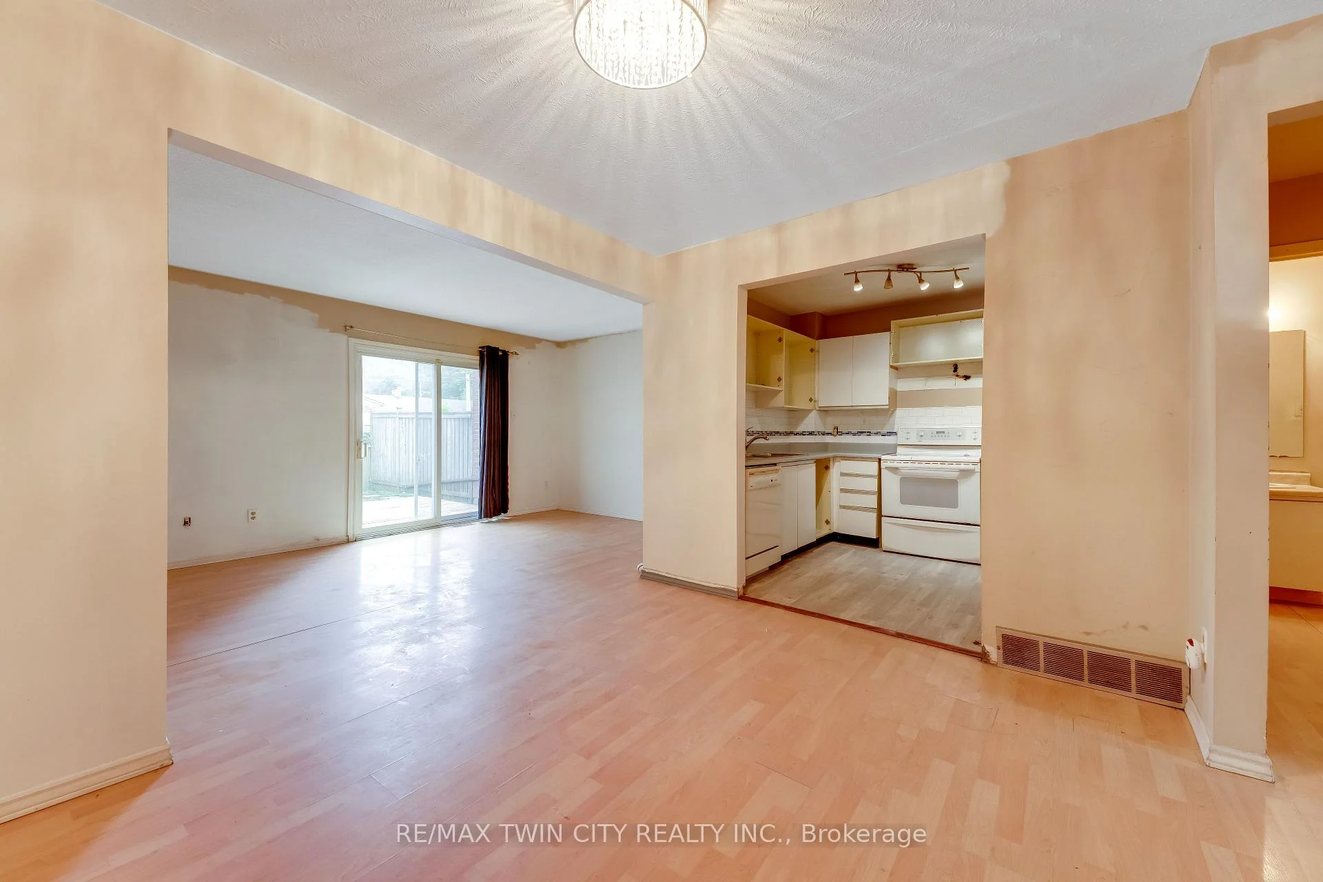 Photo 8 of Unit 2, 25 Valleyview Road, Kitchener, Laurentian Hills — HOMEH