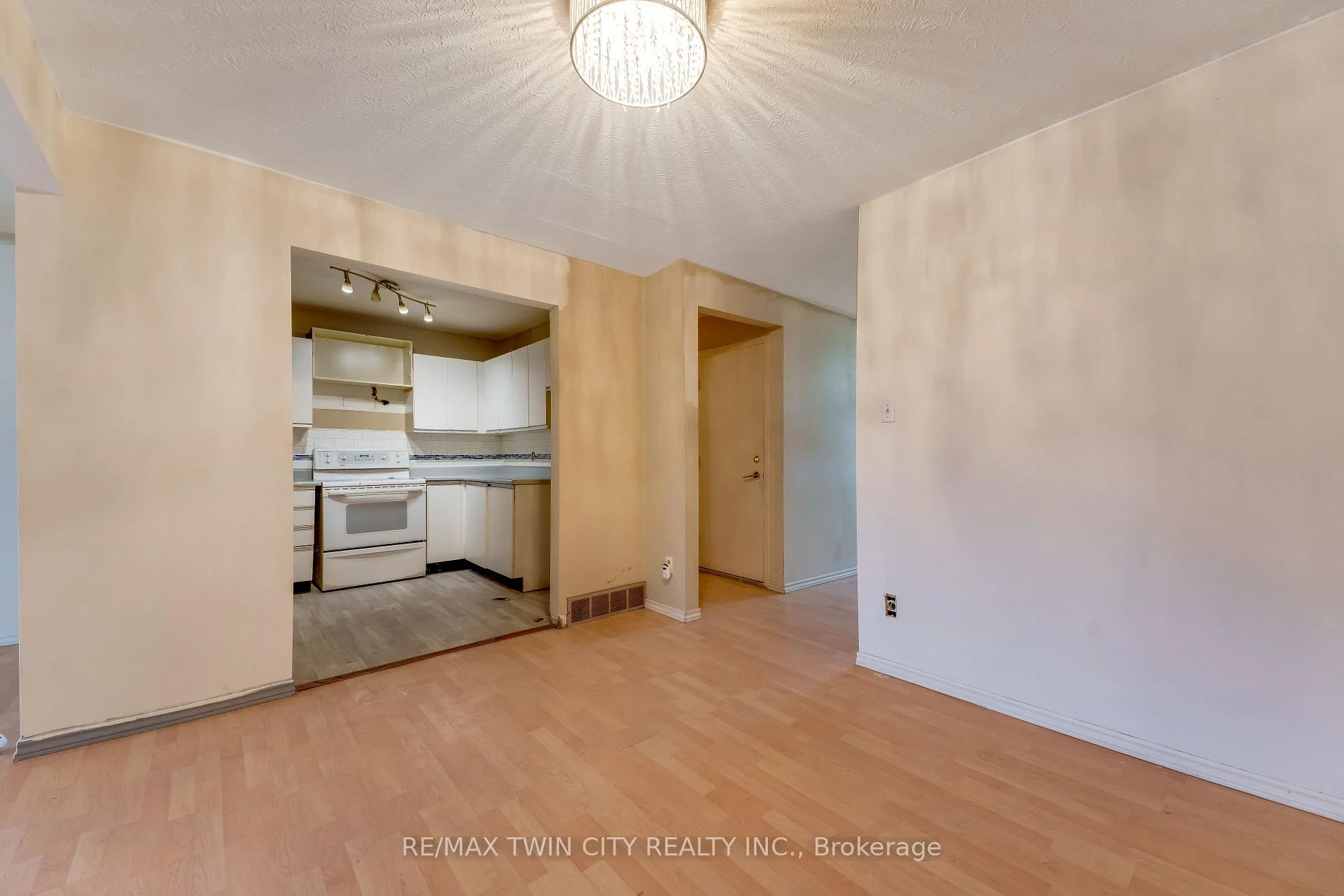 Photo 9 of Unit 2, 25 Valleyview Road, Kitchener, Laurentian Hills — HOMEH