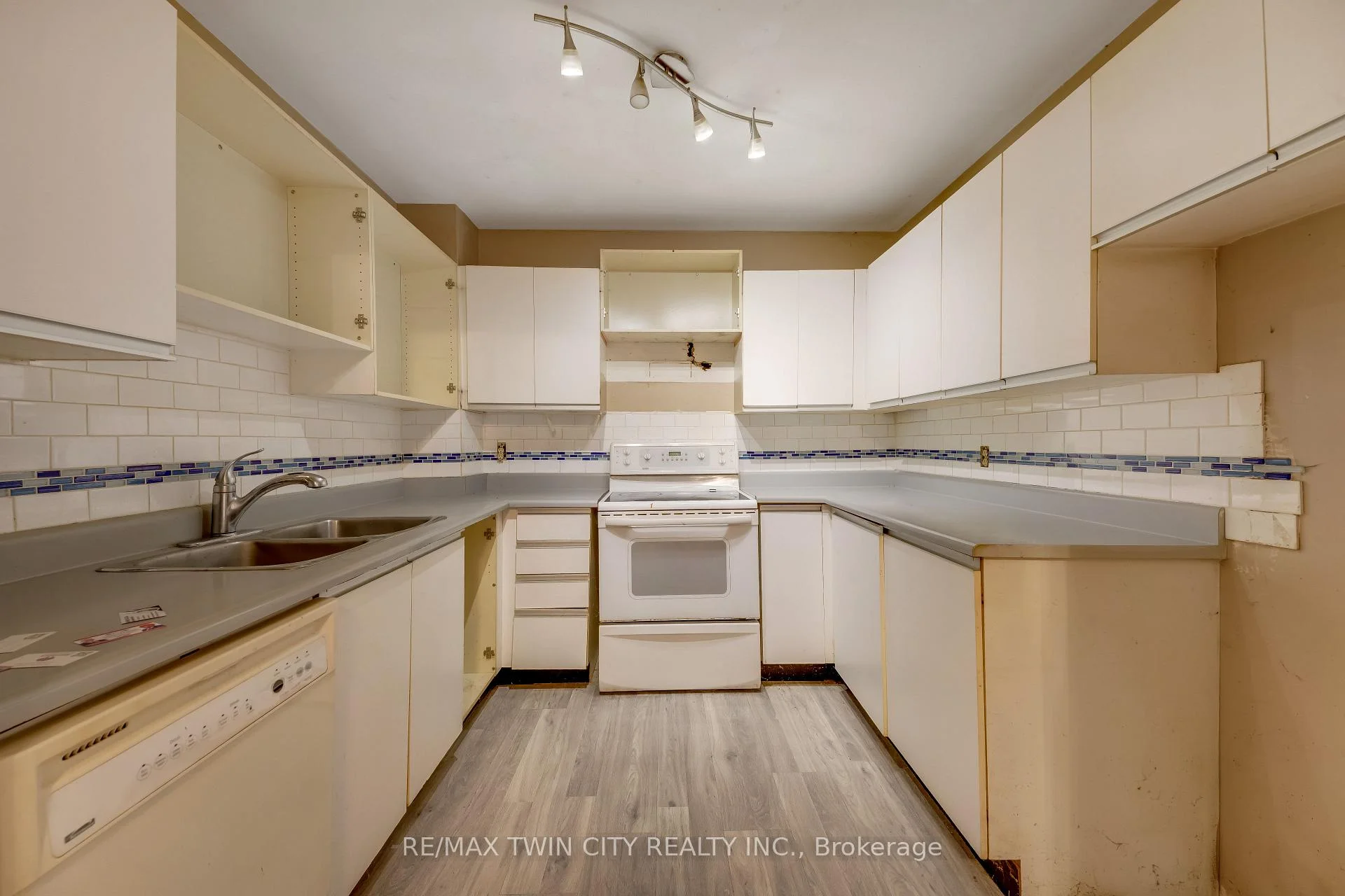 Photo 10 of Unit 2, 25 Valleyview Road, Kitchener, Laurentian Hills — HOMEH