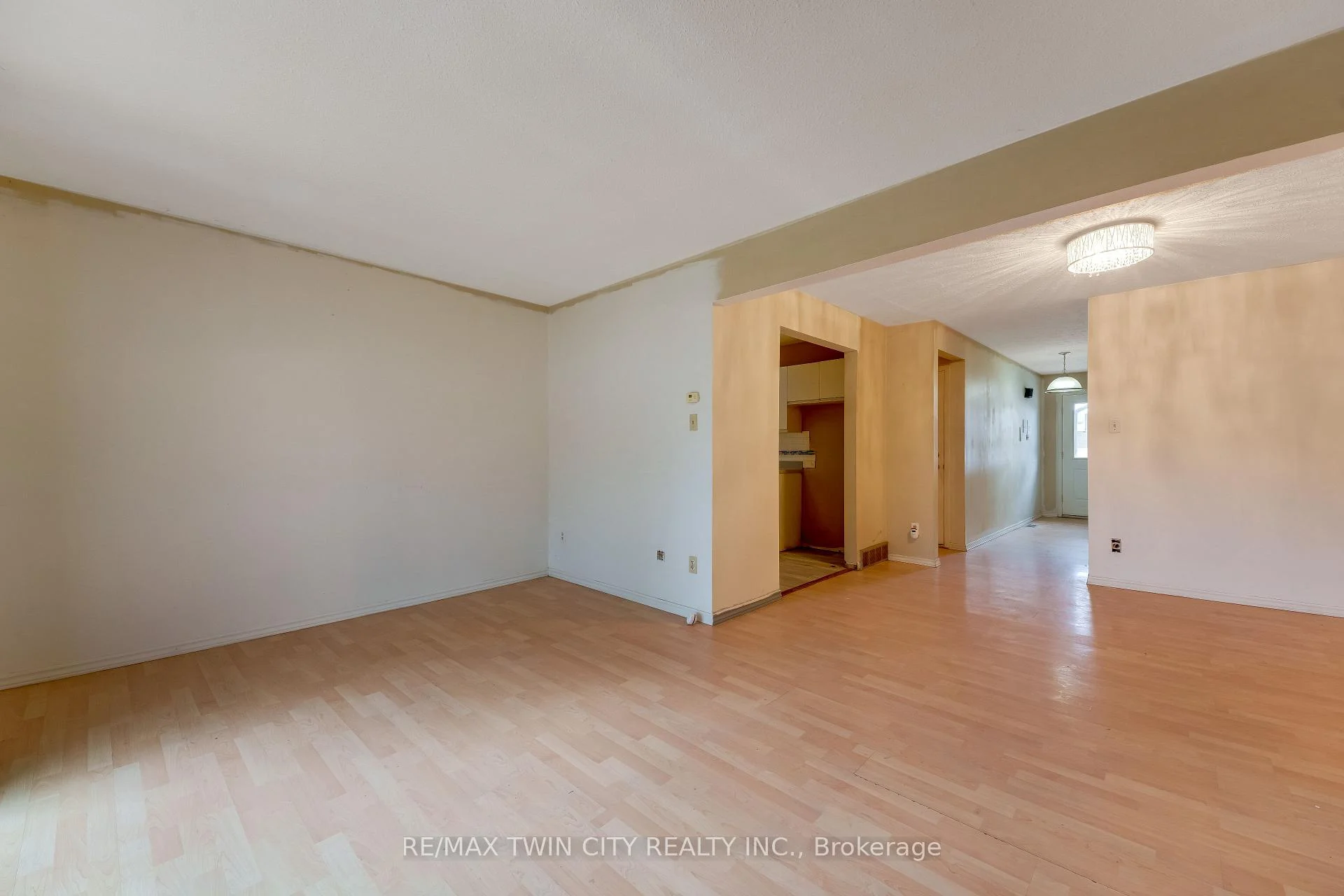 Photo 11 of Unit 2, 25 Valleyview Road, Kitchener, Laurentian Hills — HOMEH