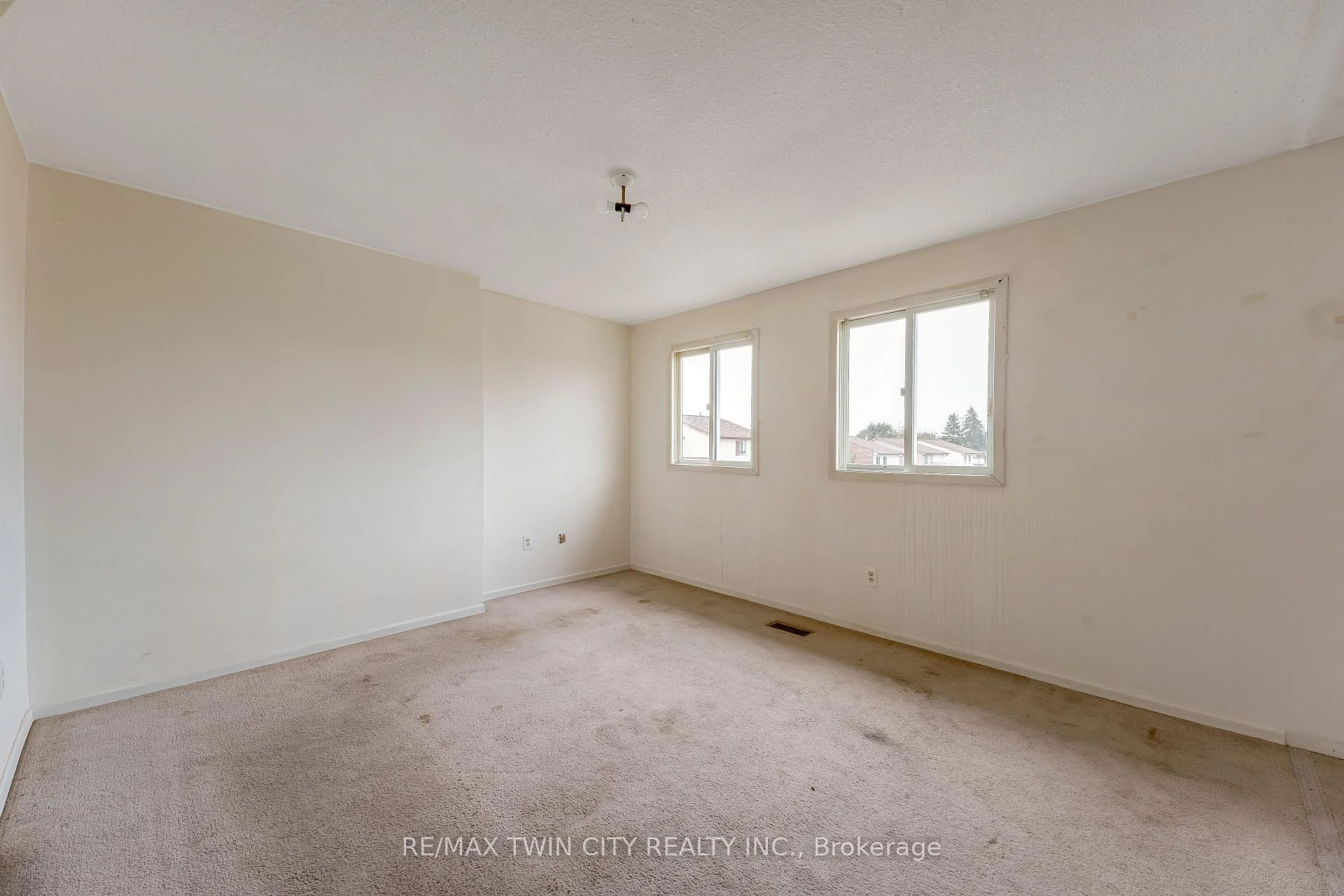 Photo 13 of Unit 2, 25 Valleyview Road, Kitchener, Laurentian Hills — HOMEH