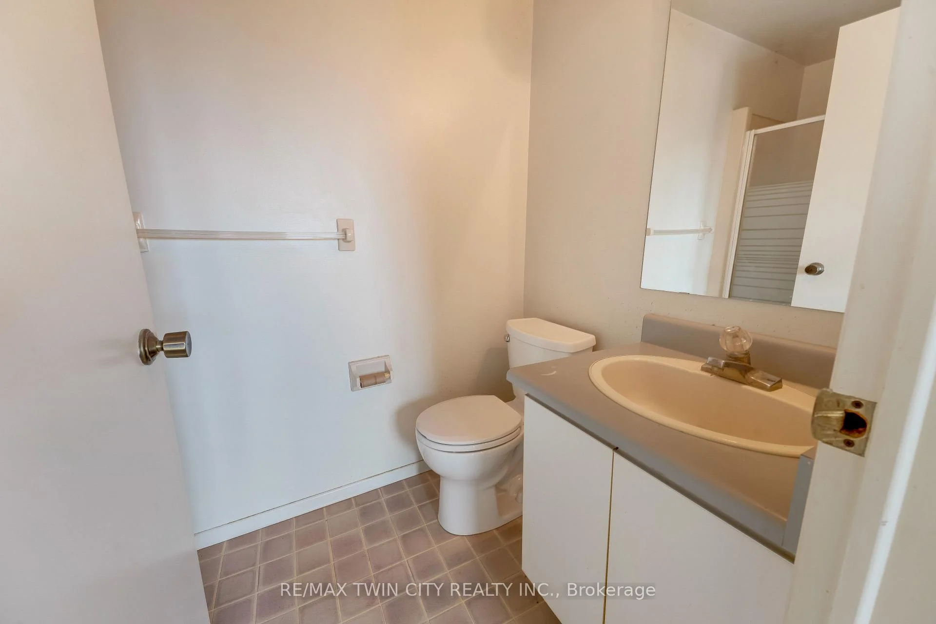 Photo 14 of Unit 2, 25 Valleyview Road, Kitchener, Laurentian Hills — HOMEH