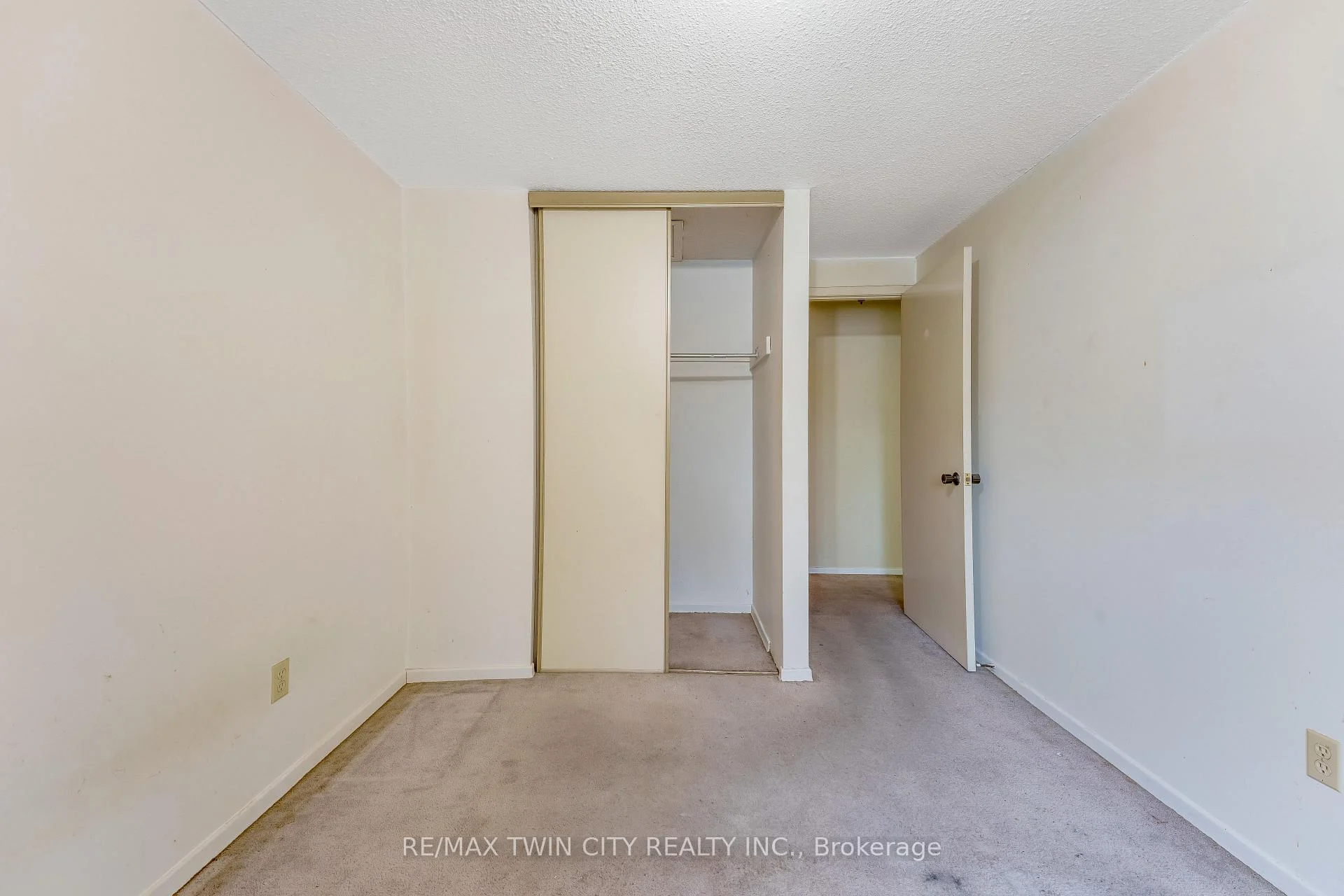 Photo 18 of Unit 2, 25 Valleyview Road, Kitchener, Laurentian Hills — HOMEH