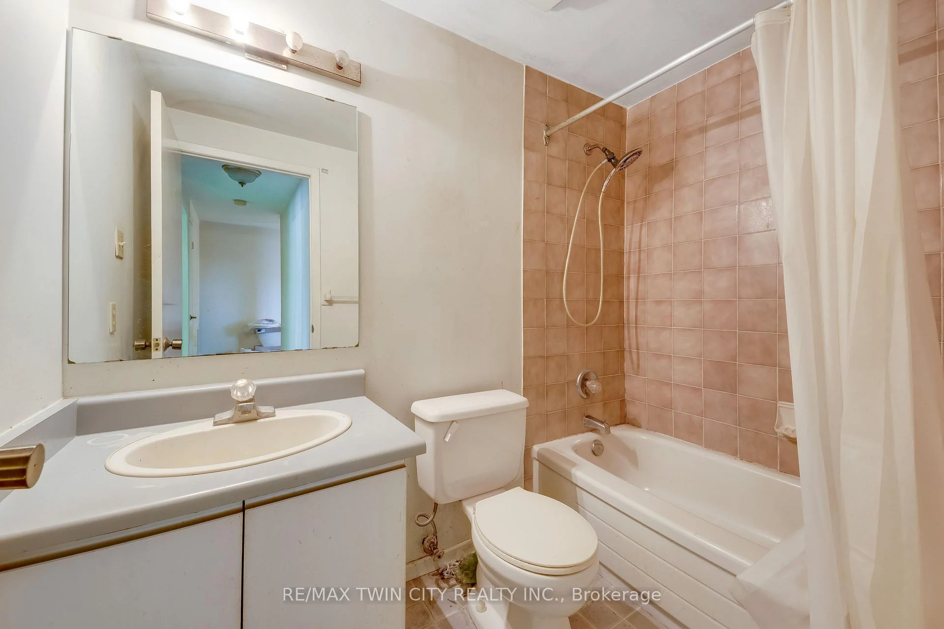 Photo 19 of Unit 2, 25 Valleyview Road, Kitchener, Laurentian Hills — HOMEH