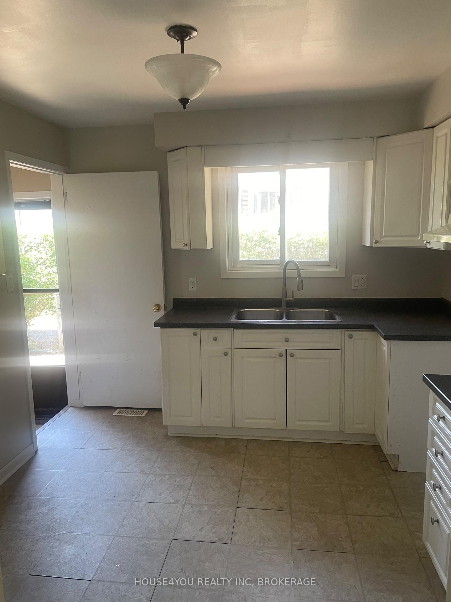 Photo 8 of 251 St Augustine Drive, St. Catharines, Secord Woods — HOMEH