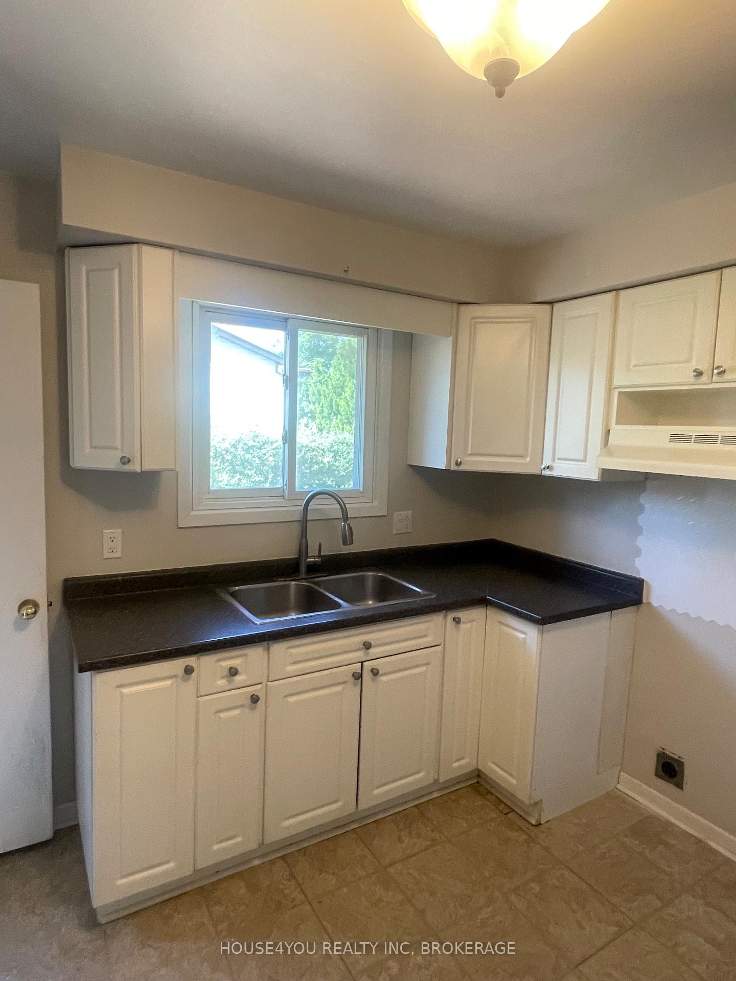 Photo 6 of 251 St Augustine Drive, St. Catharines, Secord Woods — HOMEH