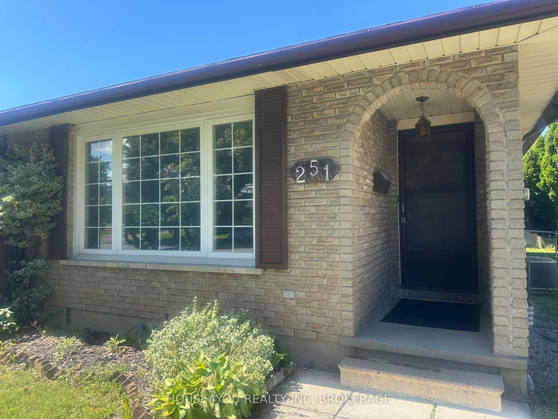 Photo 5 of 251 St Augustine Drive, St. Catharines, Secord Woods — HOMEH