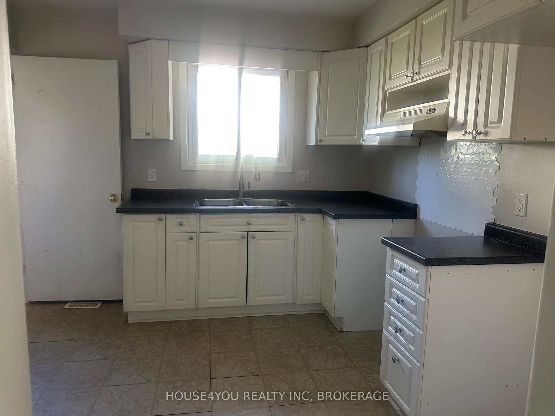 Photo 9 of 251 St Augustine Drive, St. Catharines, Secord Woods — HOMEH