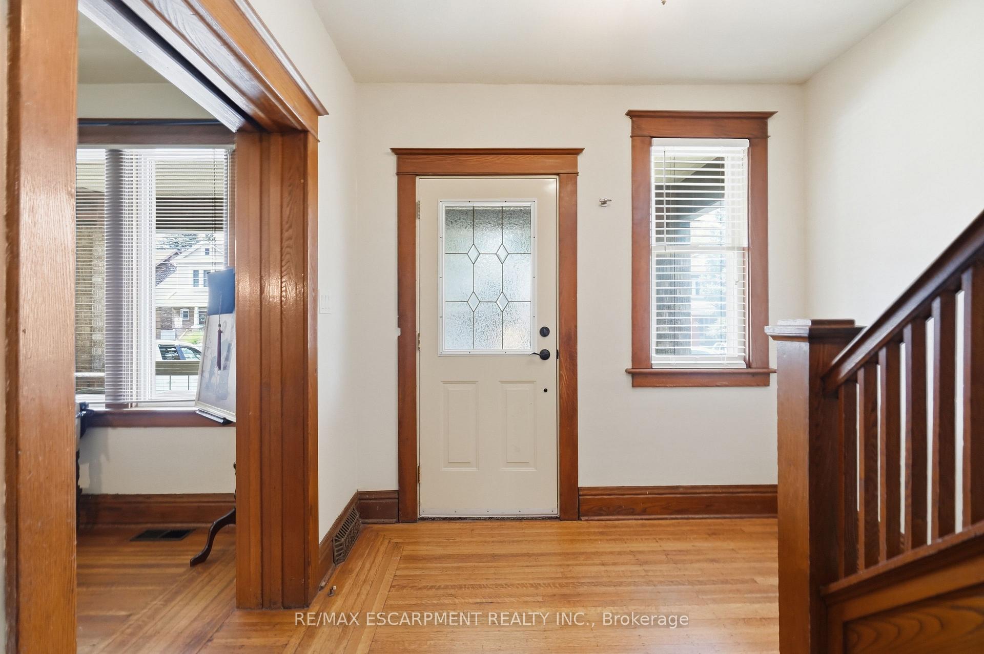 Photo 7 of 163 Grosvenor Avenue S, Hamilton, Delta — HOMEH