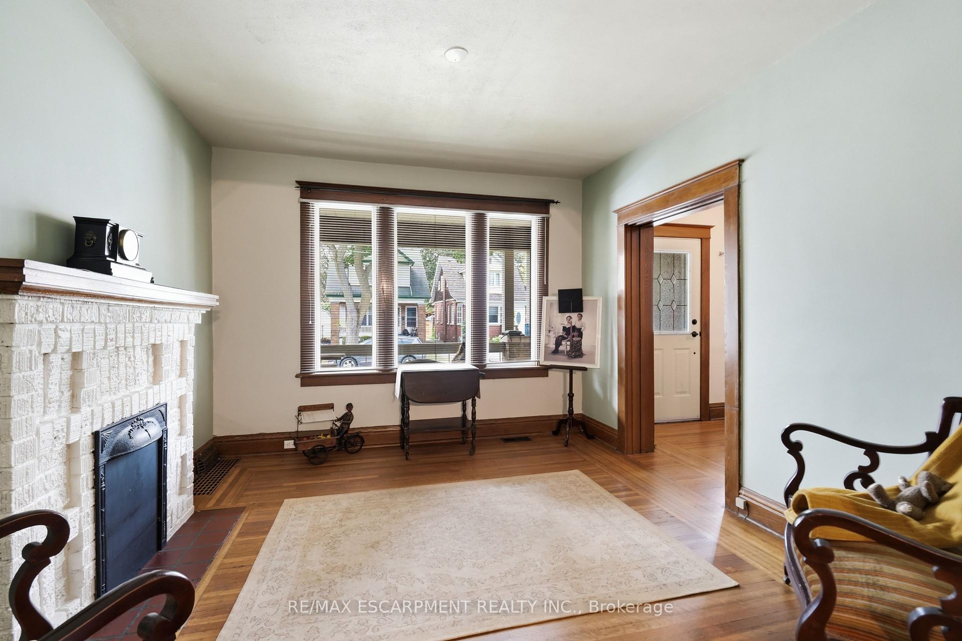 Photo 10 of 163 Grosvenor Avenue S, Hamilton, Delta — HOMEH